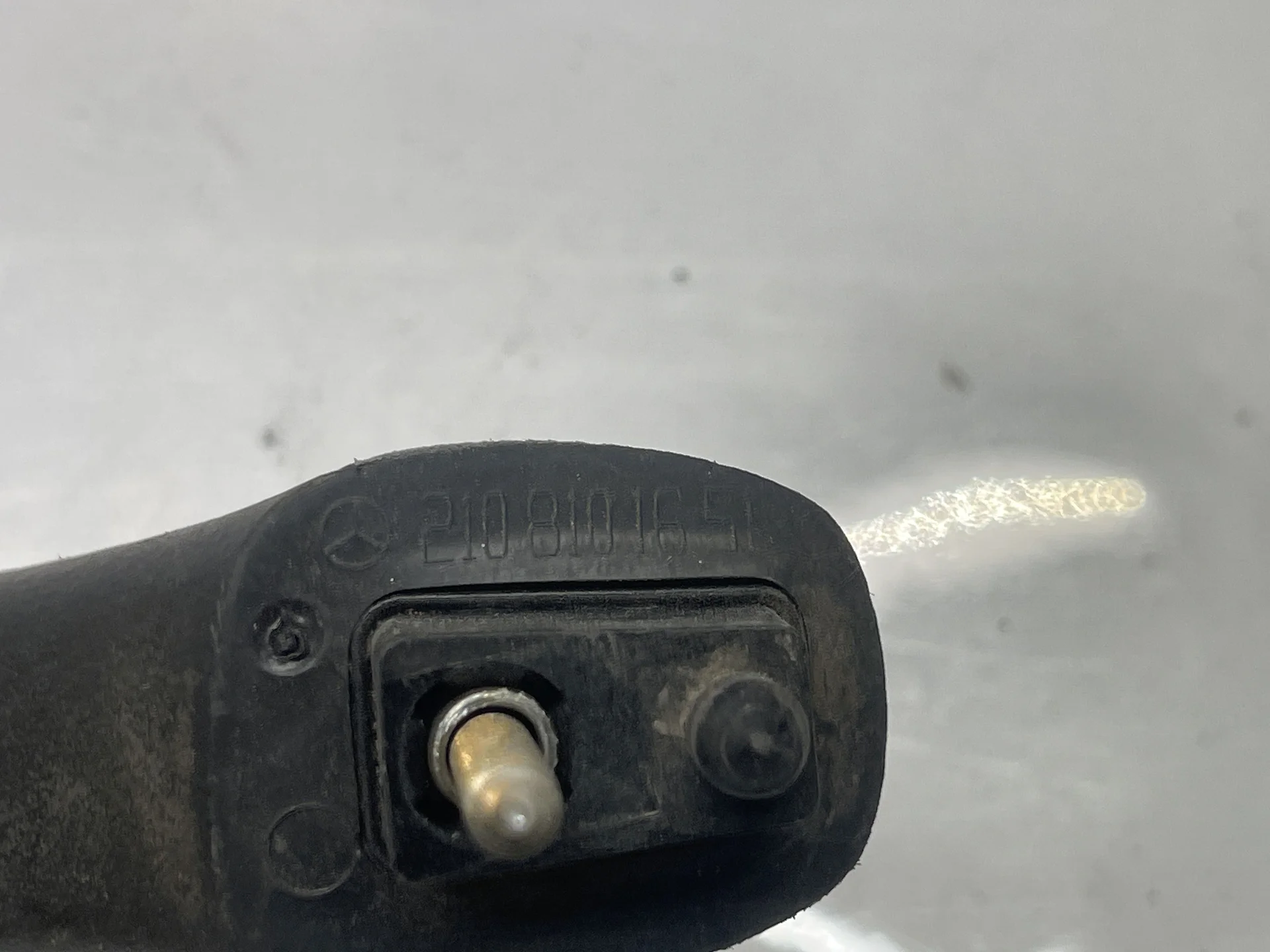 Поручень потолочный задний правый Mercedes-Benz W210 A2108101651 - миниатюра 2