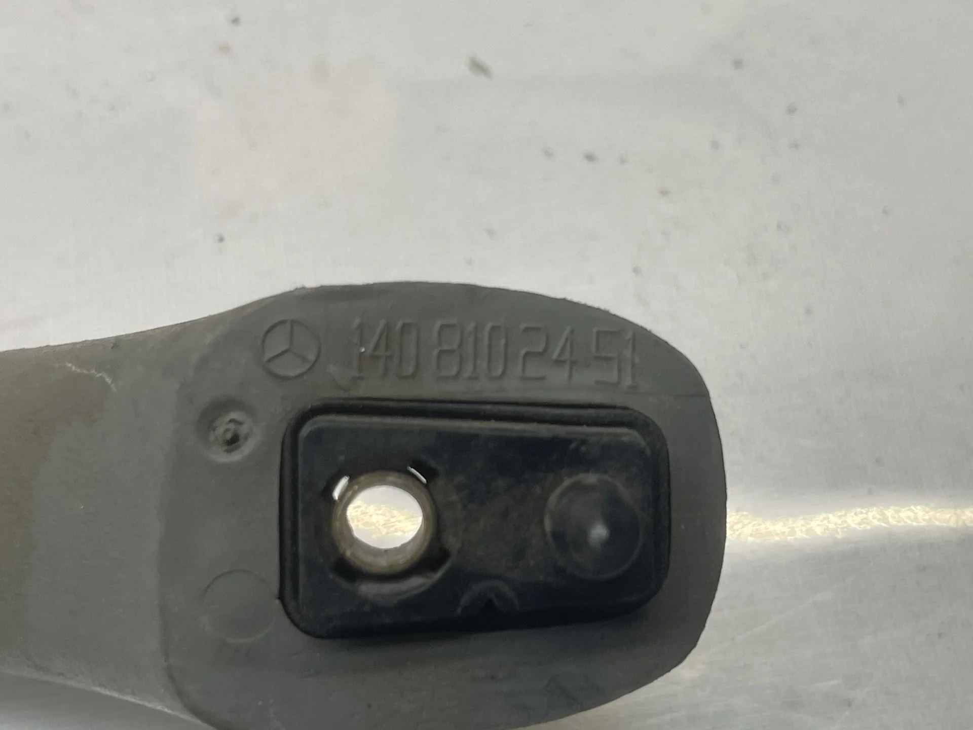 Поручень потолочный задний правый Mercedes-Benz W140 A1408102451 - миниатюра 2