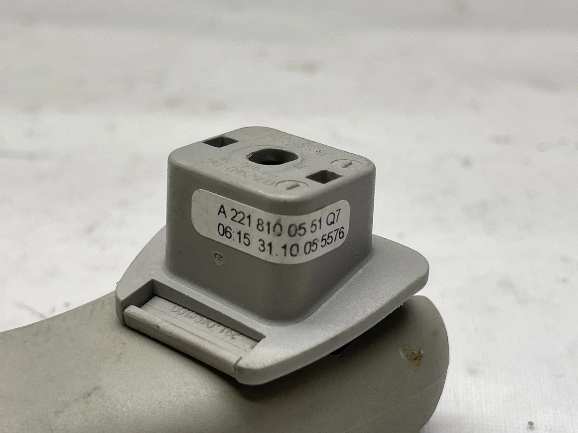 Поручень потолочный задний Mercedes-Benz W221 A2218100551 - миниатюра 2