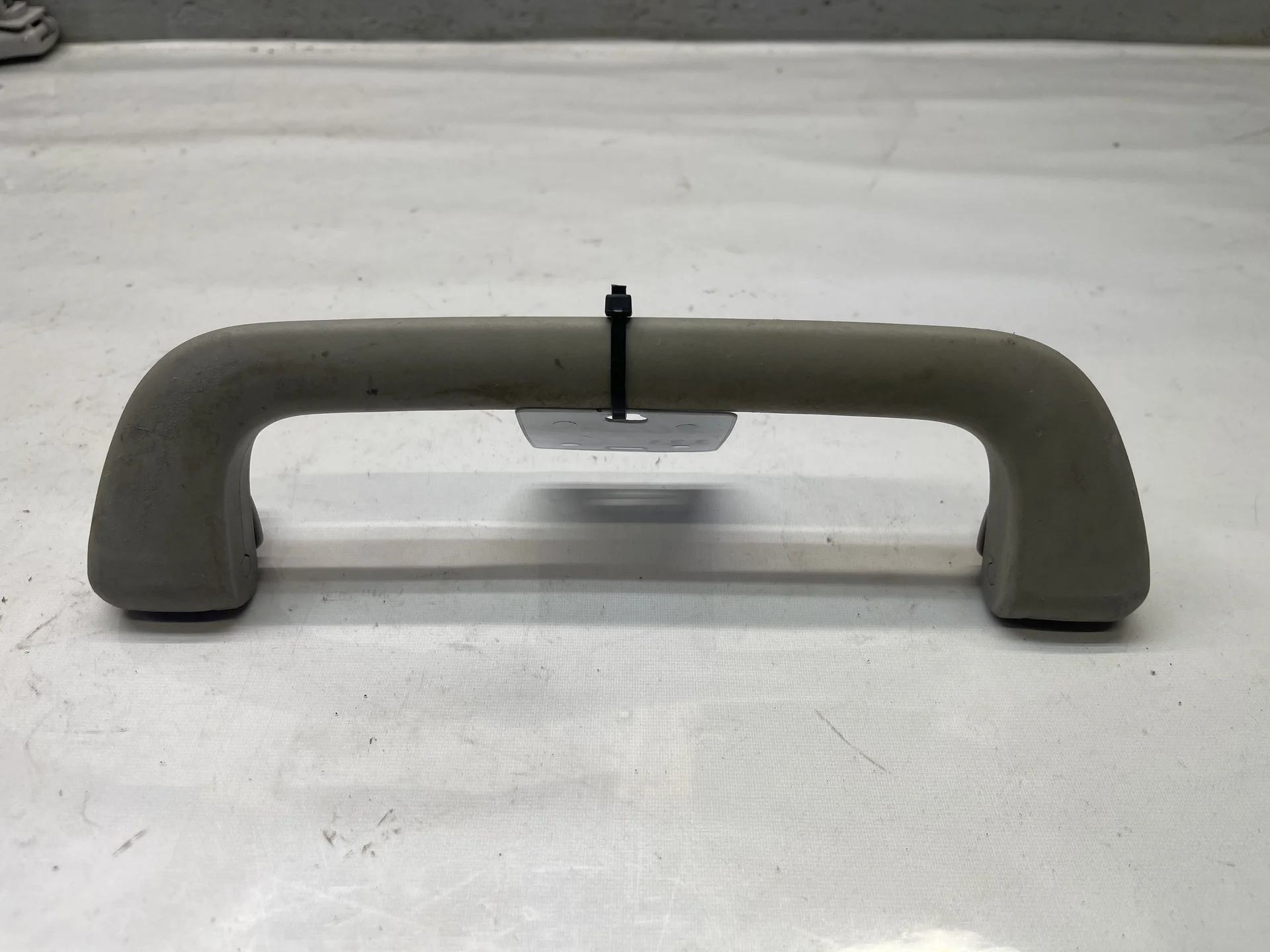 Поручень потолочный задний Mercedes-Benz W221 A2218100551 - изображение 1