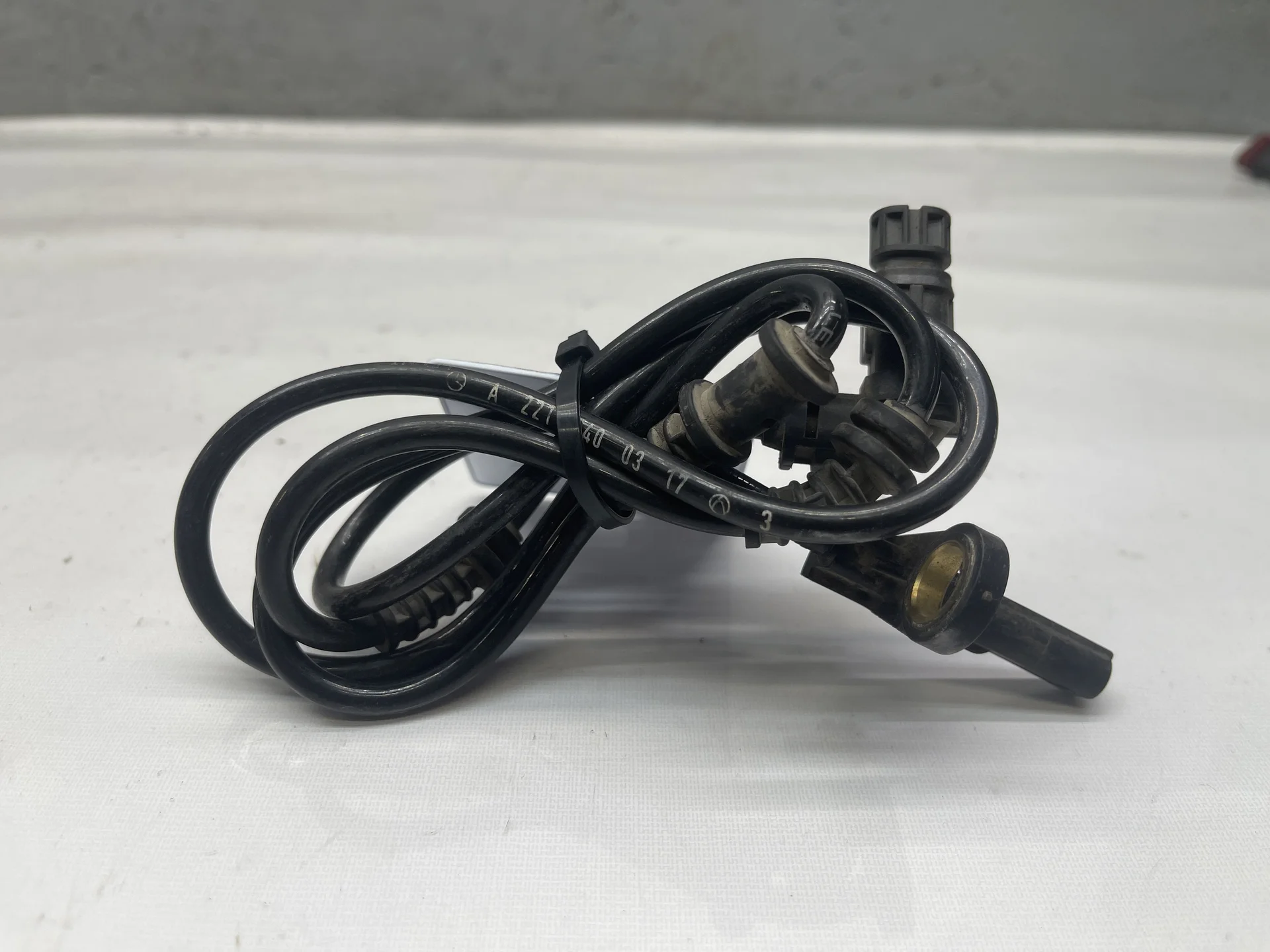 Датчик ABS передний Mercedes-Benz W221 A2215400317 - изображение 1