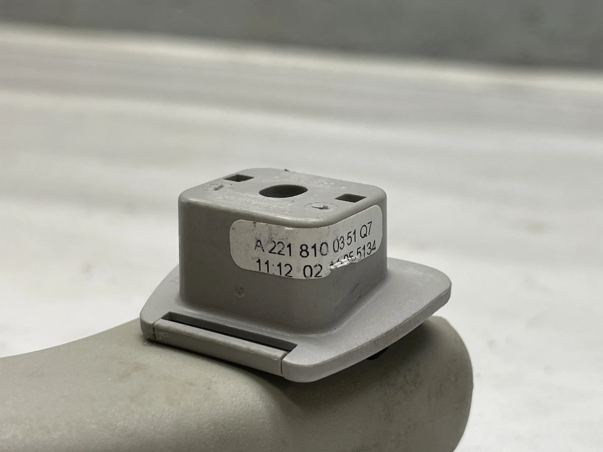 Поручень потолочный передний Mercedes-Benz W221  A2218100551 - миниатюра 3