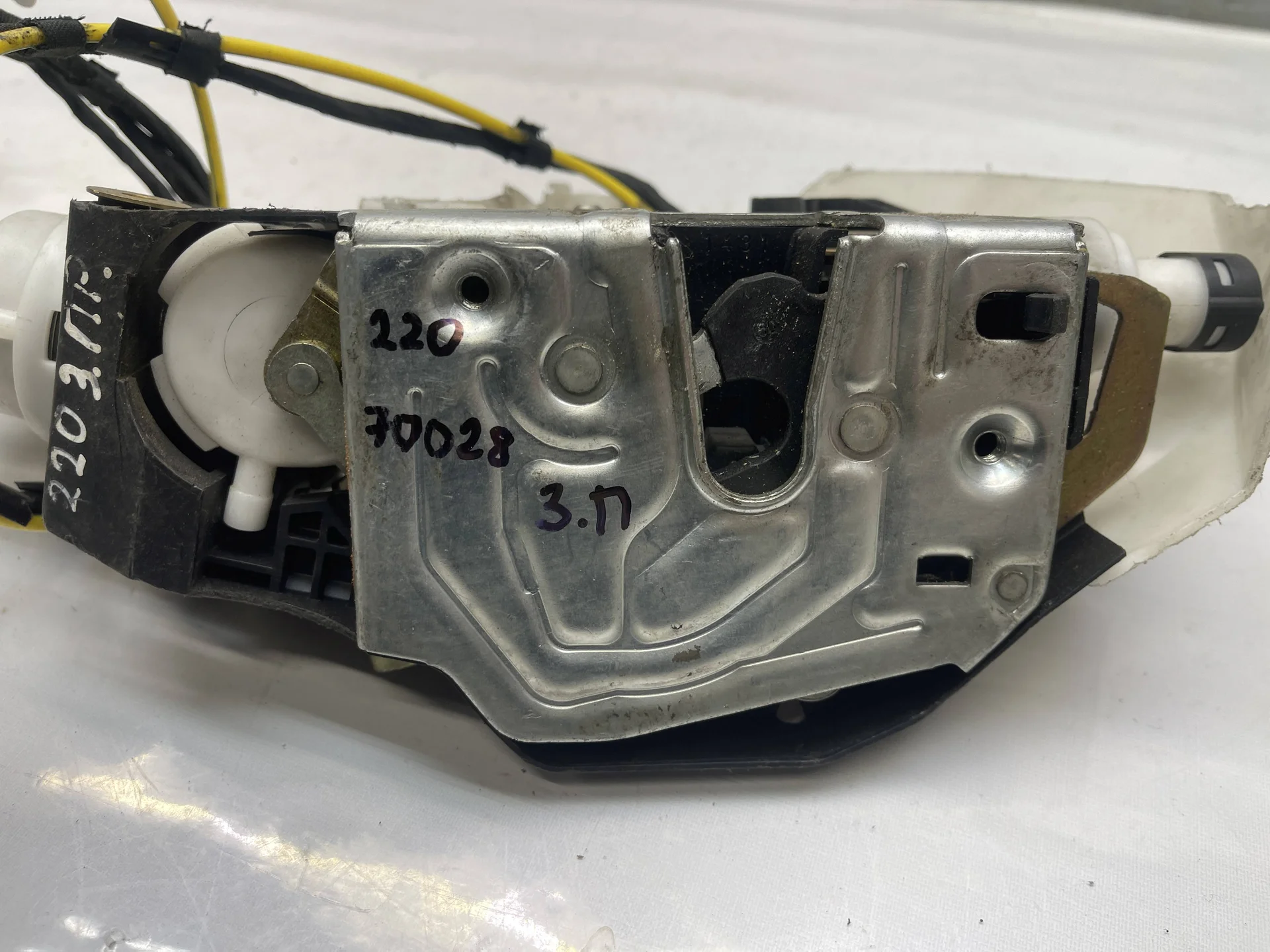 Замок двери задней правой Mercedes-Benz W220 A2207306435 - изображение 1