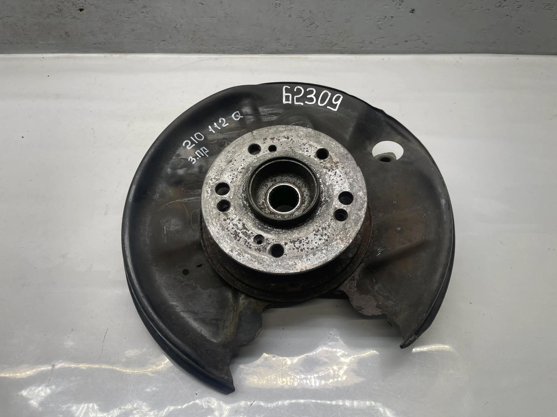 Кулак задний правый Mercedes-Benz W210 112 A2103509208 - изображение 1