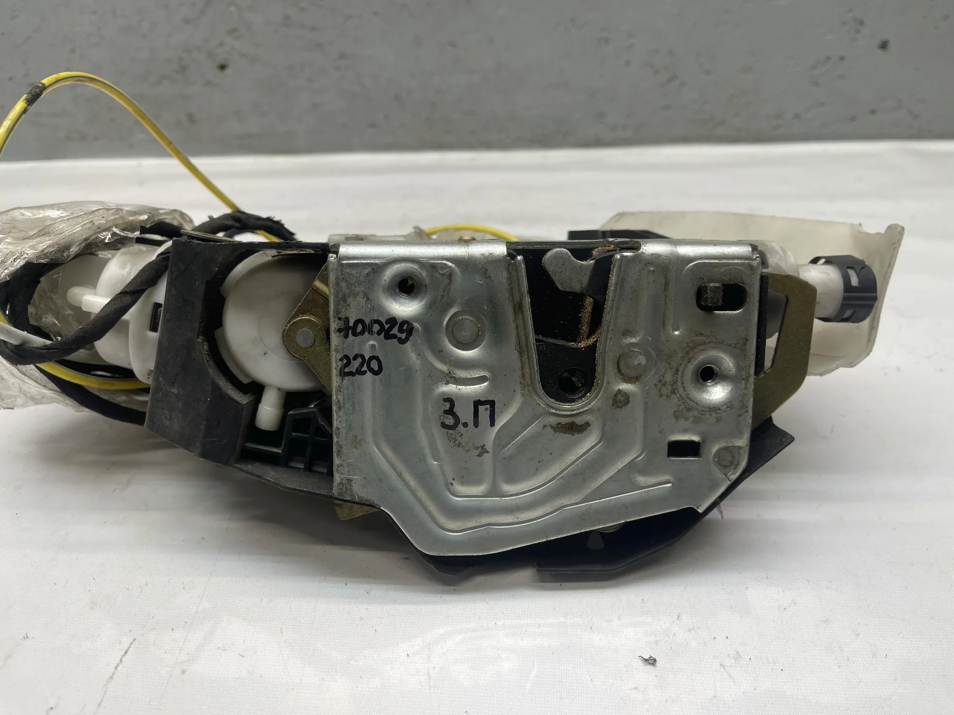 Замок двери задней правой Mercedes-Benz W220 A2207306435 - изображение 1
