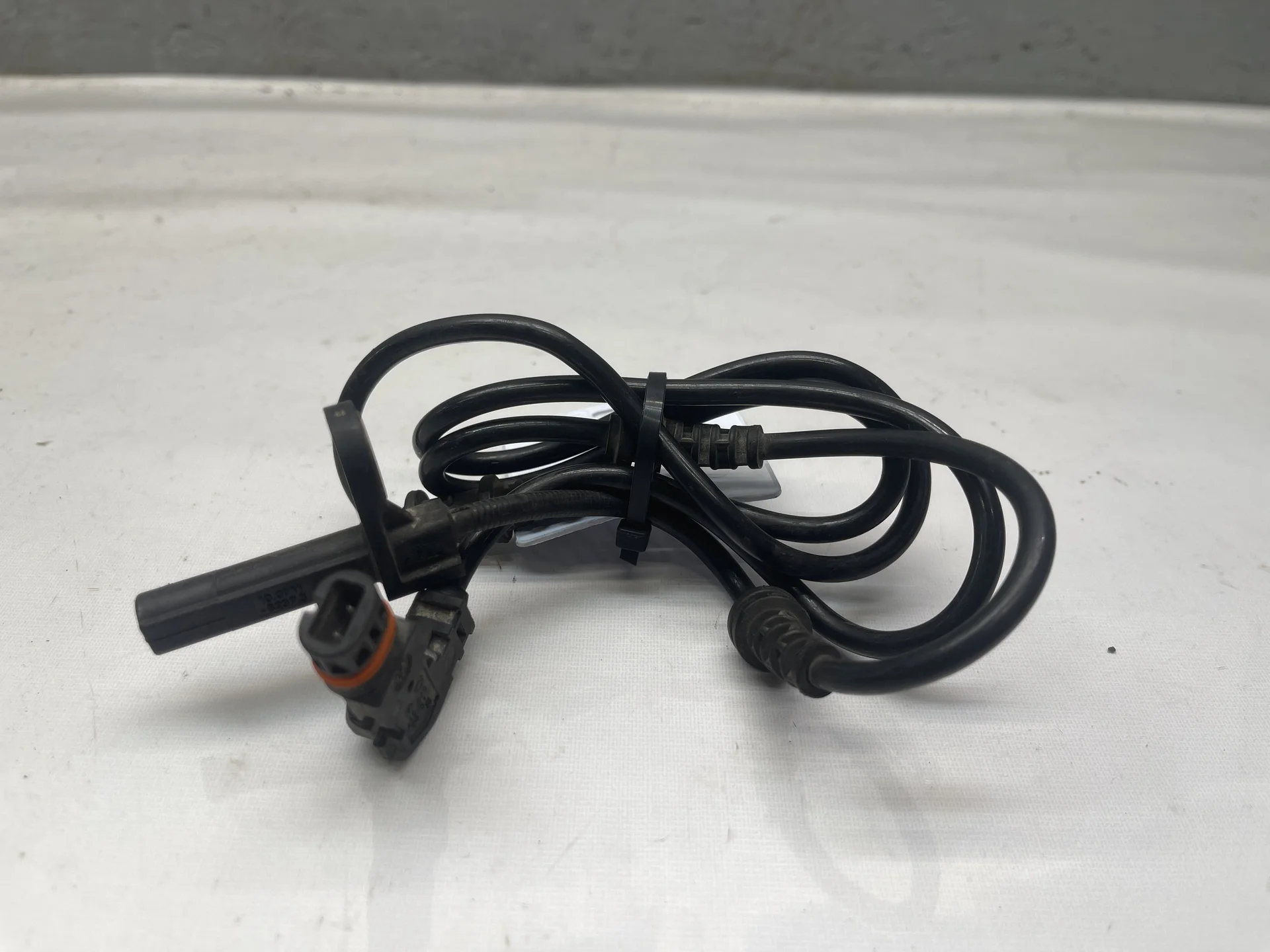 Датчик ABS передний Mercedes-Benz W221 A2215401217 - изображение 1