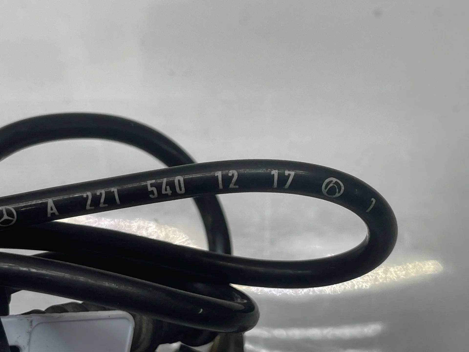 Датчик ABS передний Mercedes-Benz W221 A2215401217 - миниатюра 4