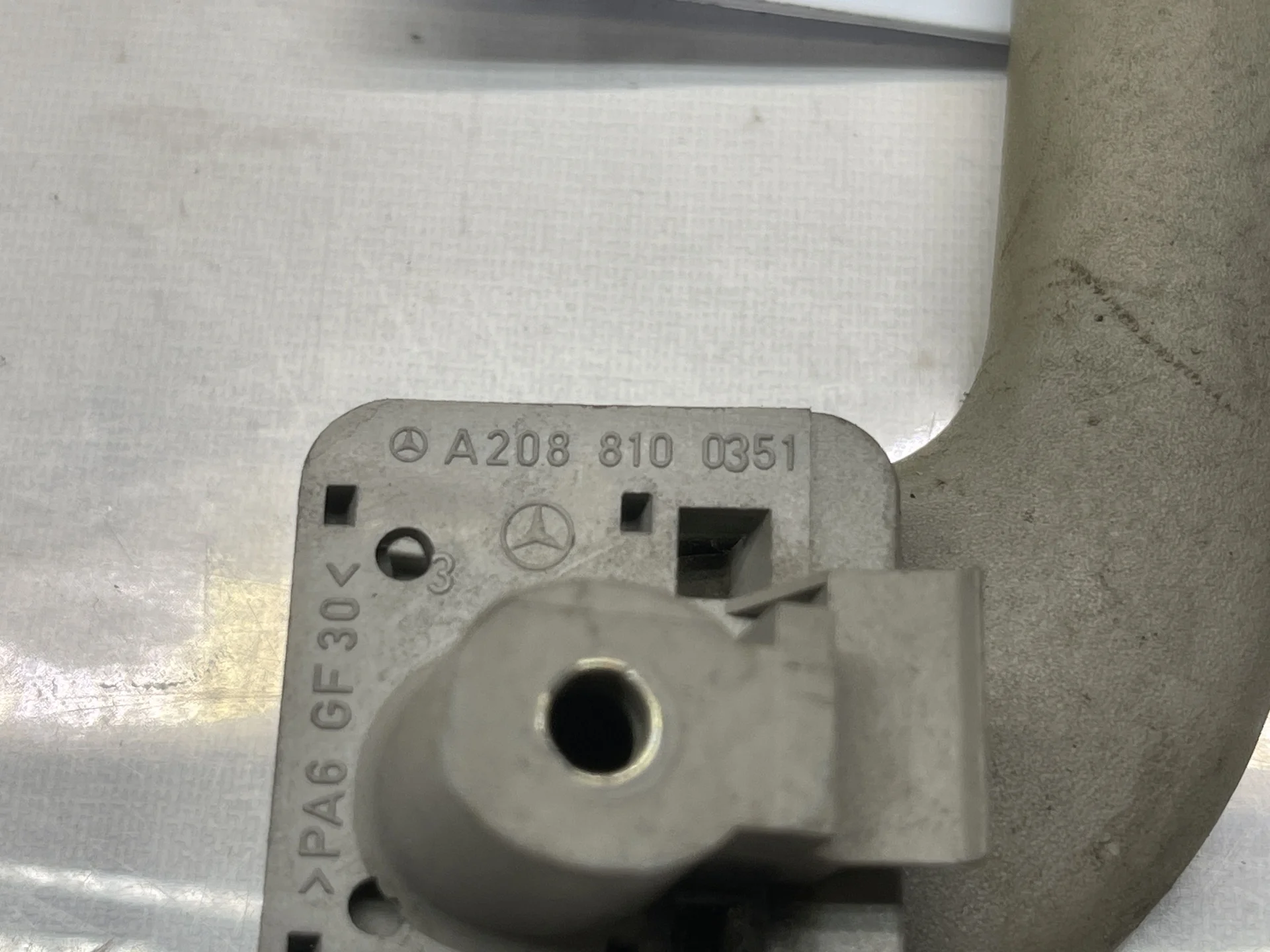 Поручень потолочный Mercedes-Benz C208 A2088100351 - миниатюра 2