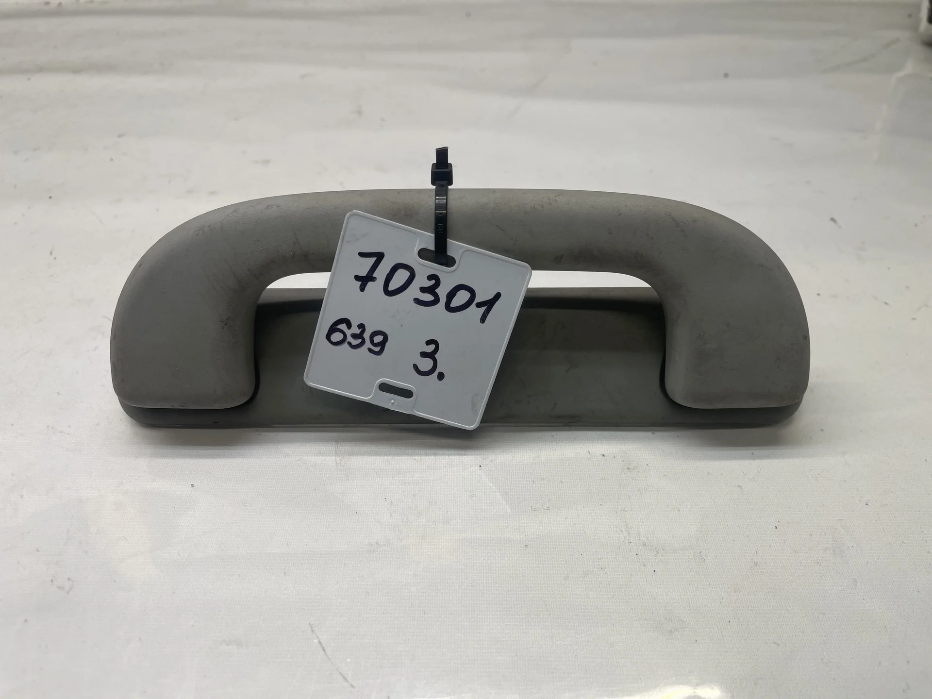 Поручень потолочный задний левый Mercedes-Benz W639 A6398150036 - изображение 1