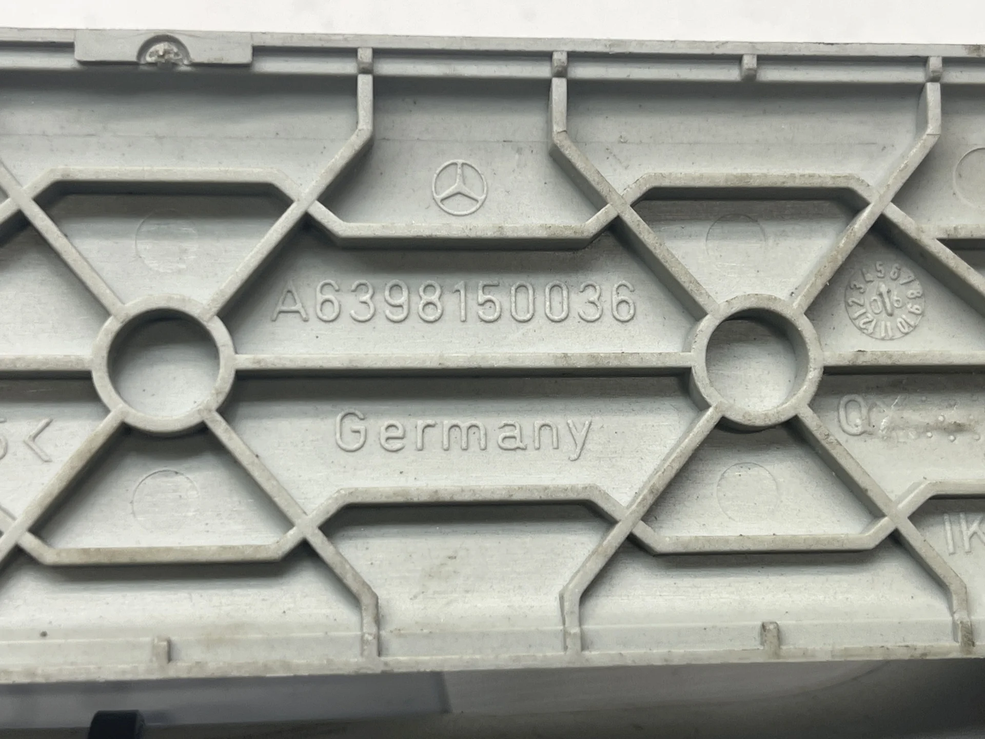 Поручень потолочный задний левый Mercedes-Benz W639 A6398150036 - миниатюра 2
