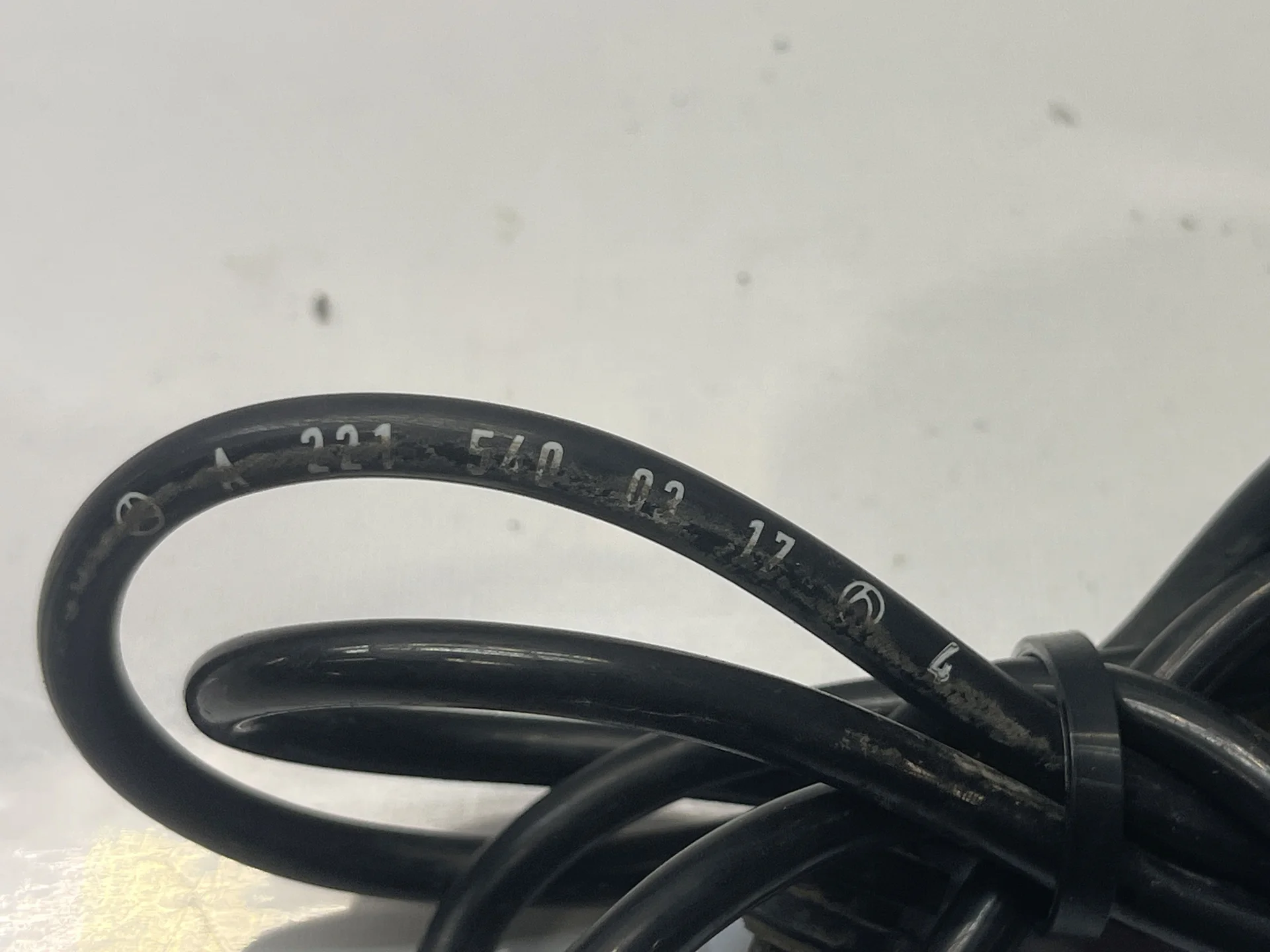 Датчик ABS передний Mercedes-Benz W221 A2215400317 - миниатюра 4