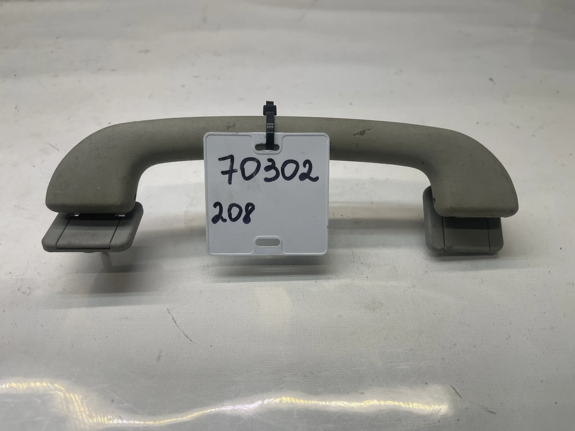 Поручень потолочный передний Mercedes-Benz C208 A2088100151 - изображение 1
