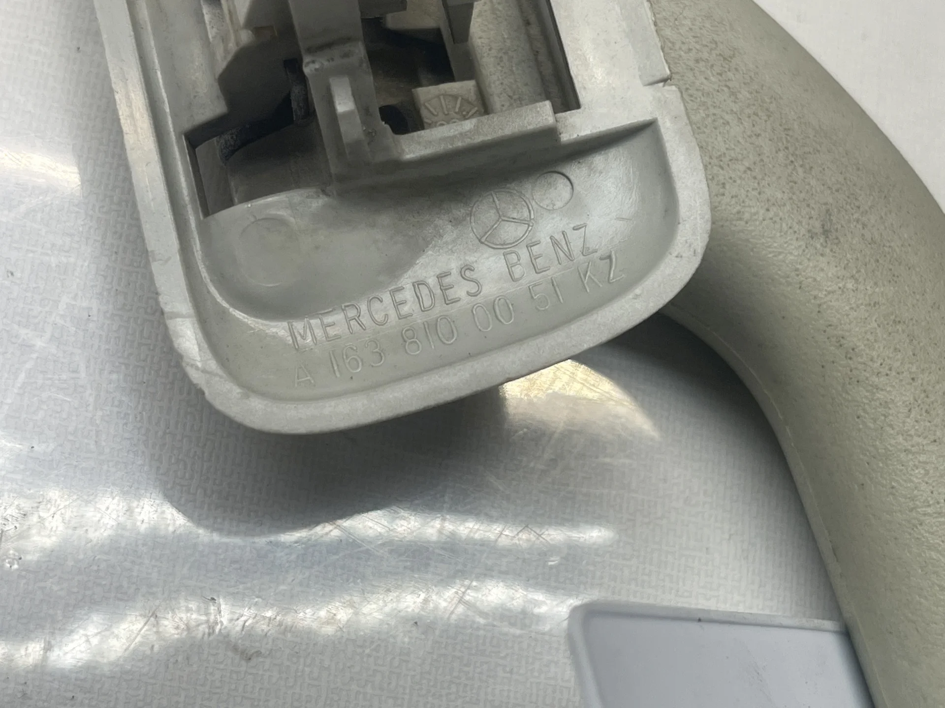 Поручень потолочный передний Mercedes-Benz W163  A1638100051 - миниатюра 2