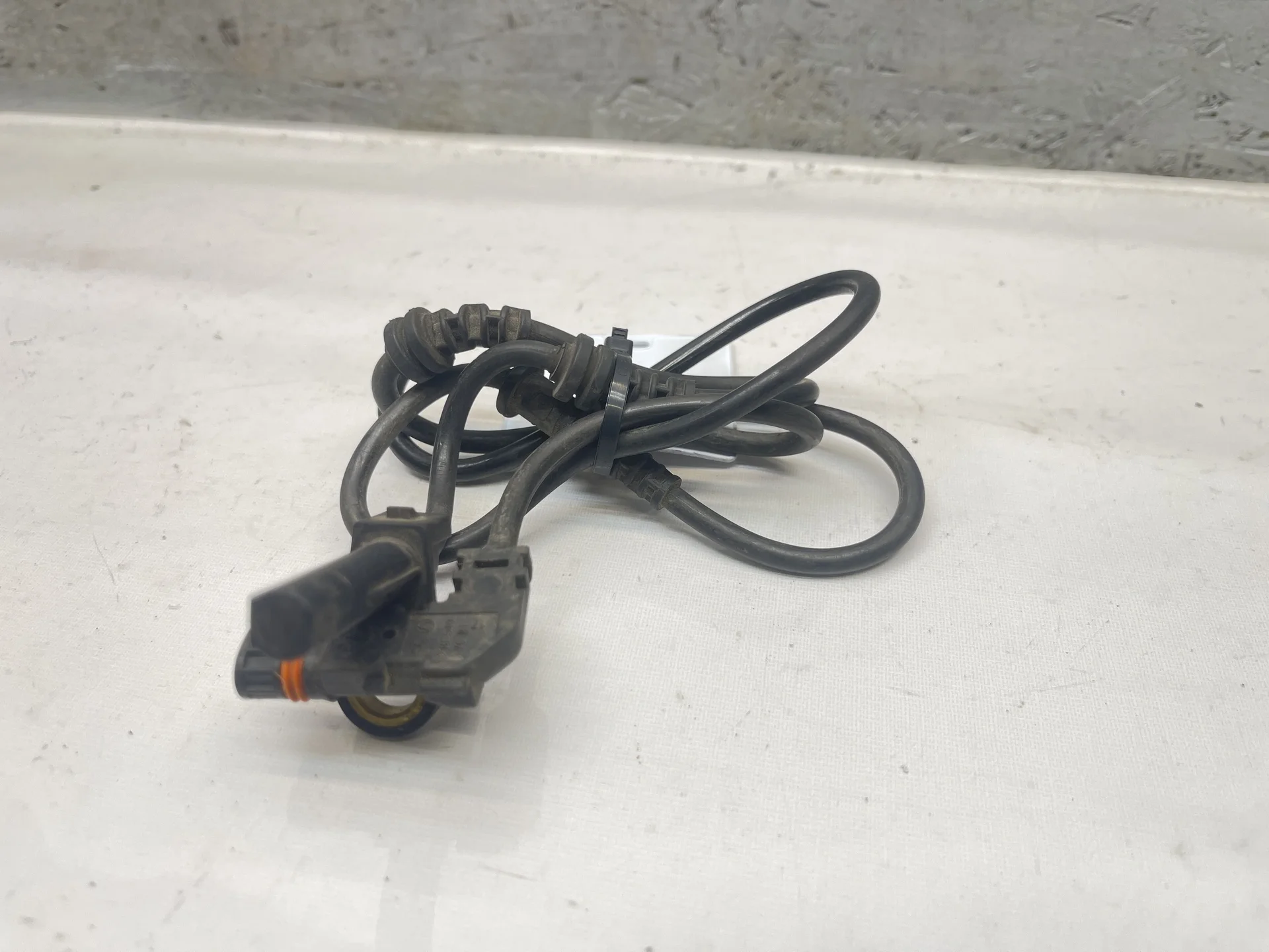 Датчик ABS передний Mercedes-Benz W221 A2215401217 - изображение 1