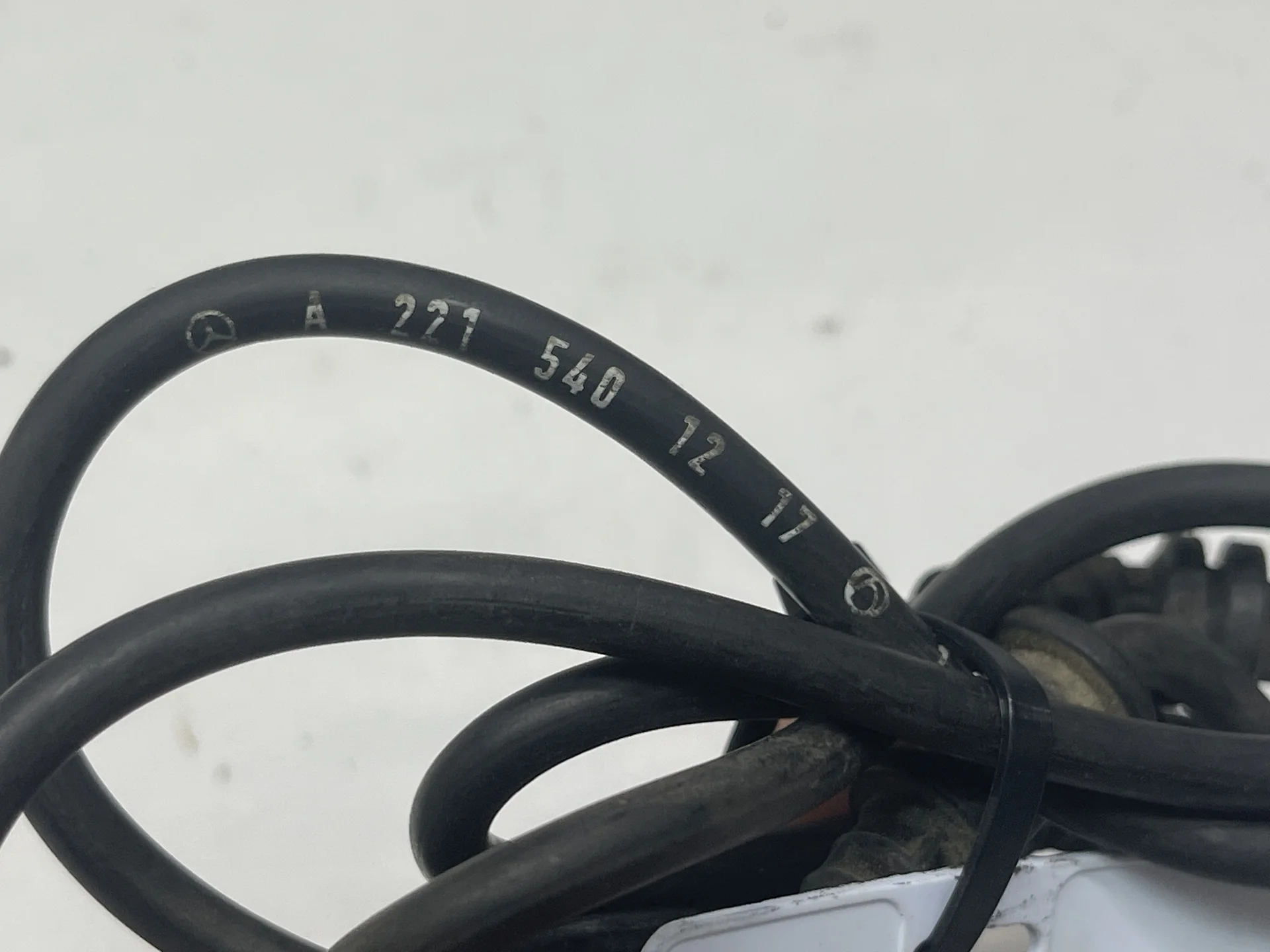 Датчик ABS передний Mercedes-Benz W221 A2215401217 - миниатюра 4