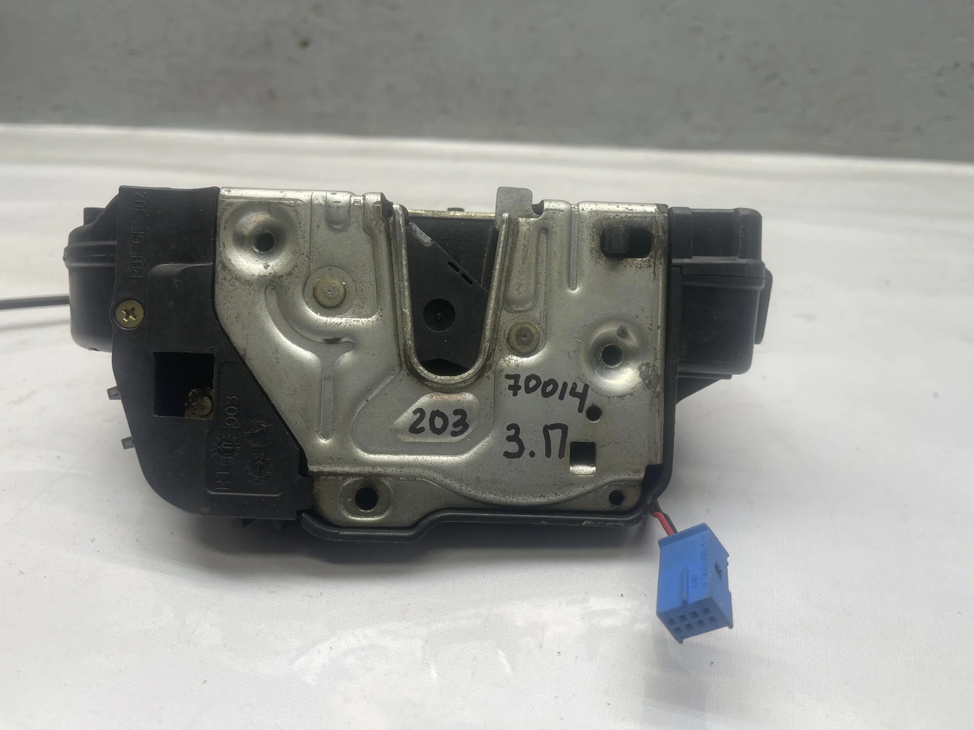 Замок двери задней правой Mercedes-Benz W203 A2037300235 - изображение 1