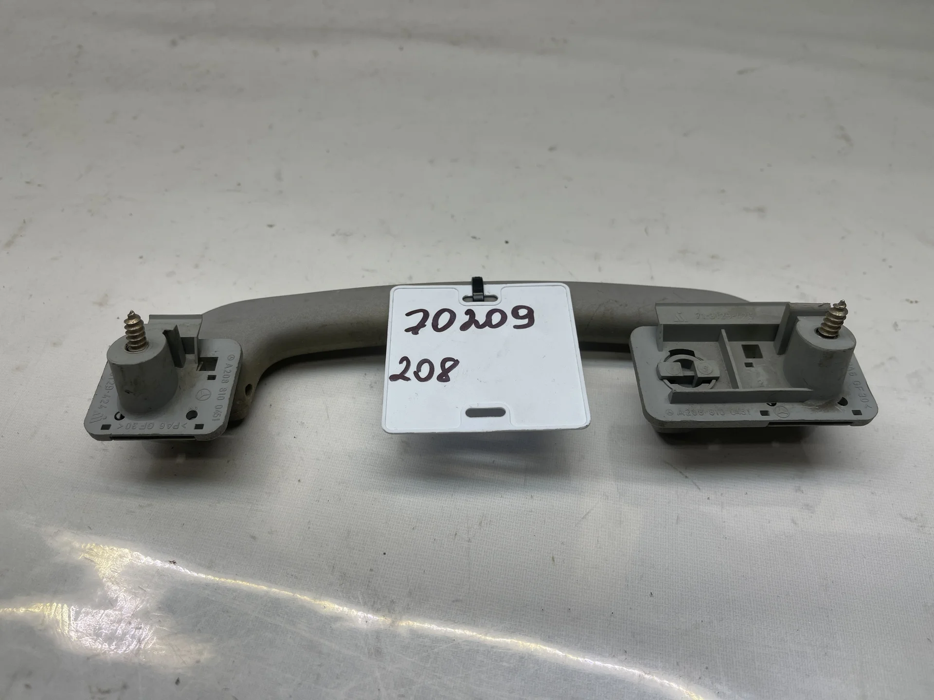 Поручень потолочный задний правый Mercedes-Benz C208 A2088100451 - миниатюра 2