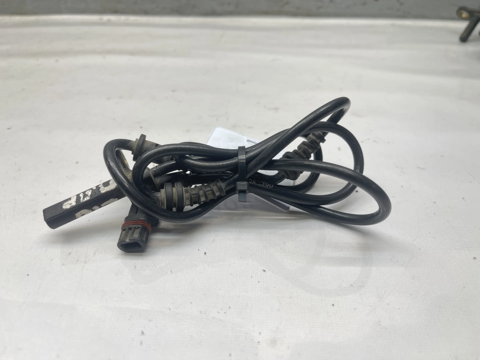 Датчик ABS передний Mercedes-Benz W221 A2215400317 - изображение 1