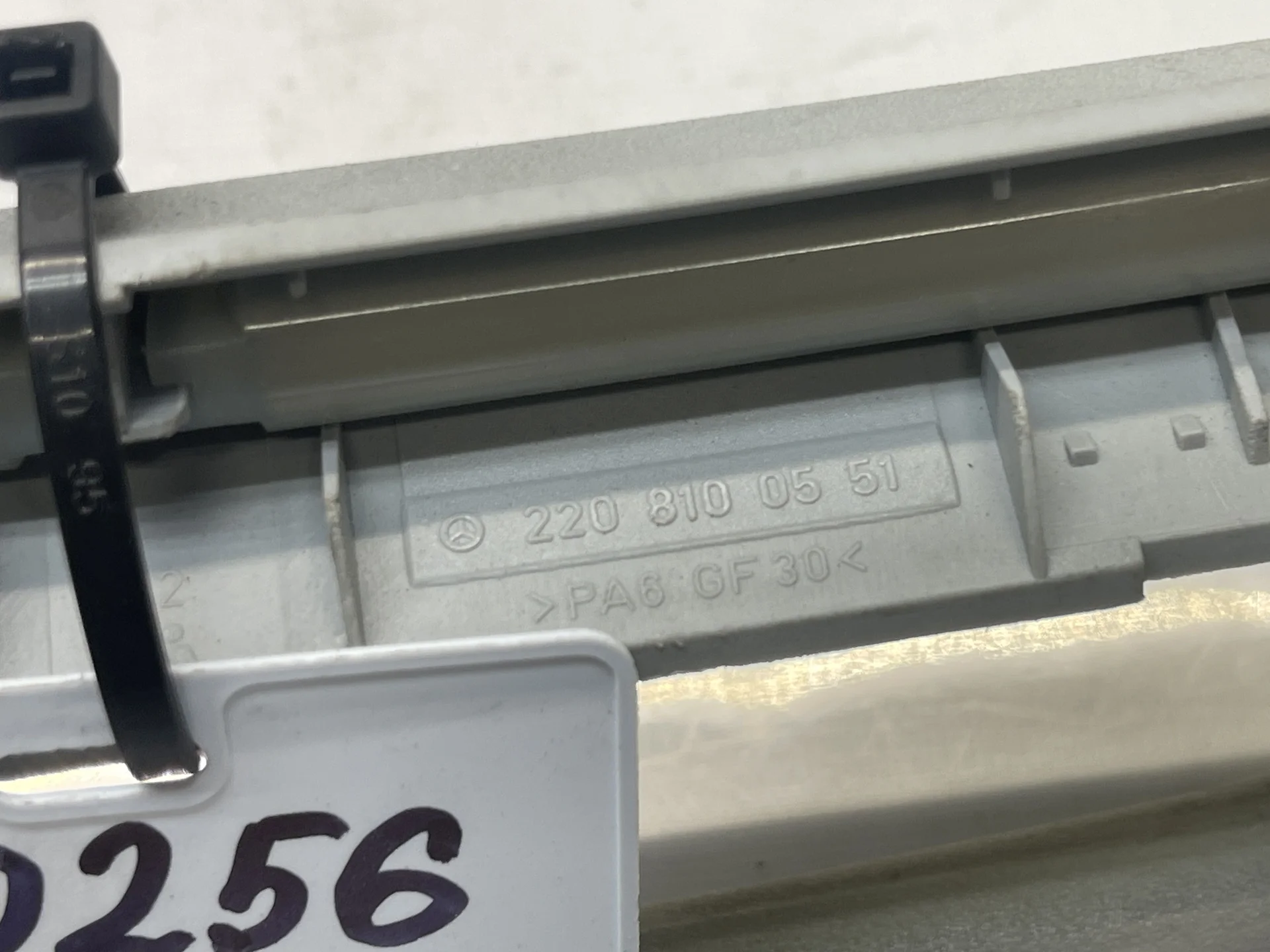 Поручень потолочный Mercedes-Benz W220 A2208100551 - миниатюра 3