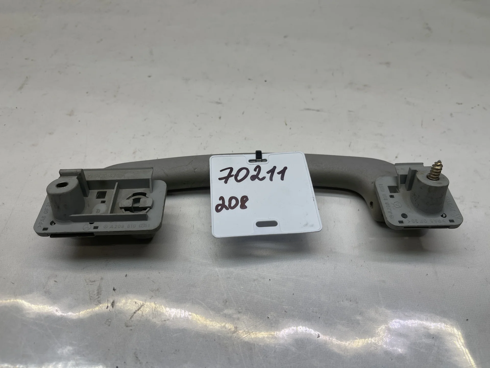 Поручень потолочный задний левый Mercedes-Benz C208 A2088100351 - миниатюра 2