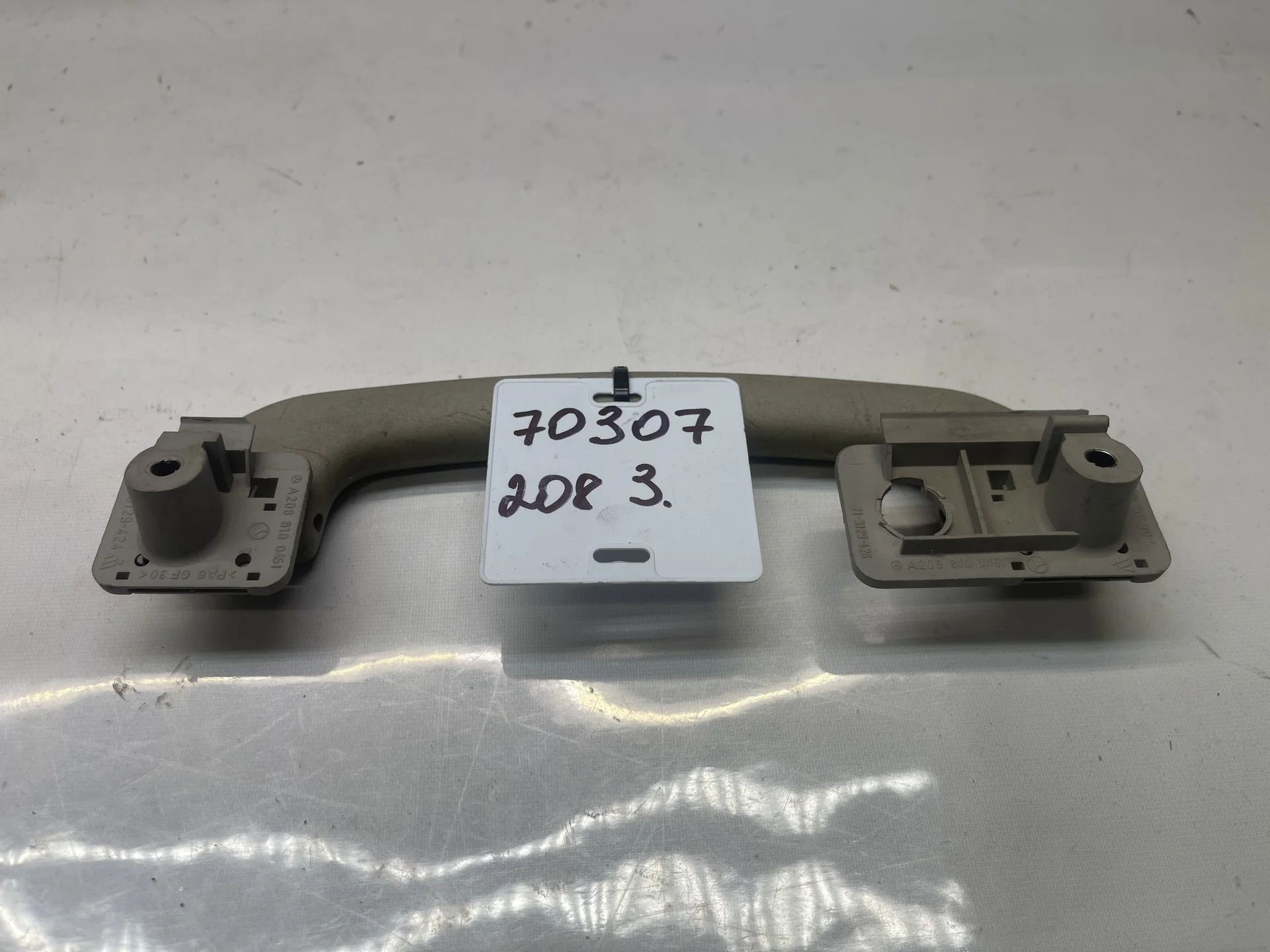 Поручень потолочный задний Mercedes-Benz C208  A2088100451 - миниатюра 2