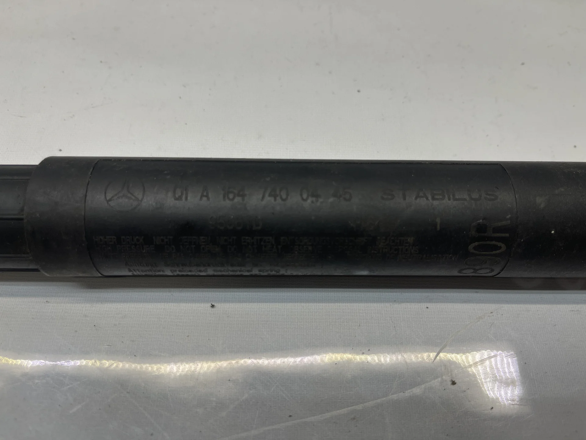 Амортизатор двери багажника правый Mercedes-Benz W164  A1647400445 - миниатюра 2