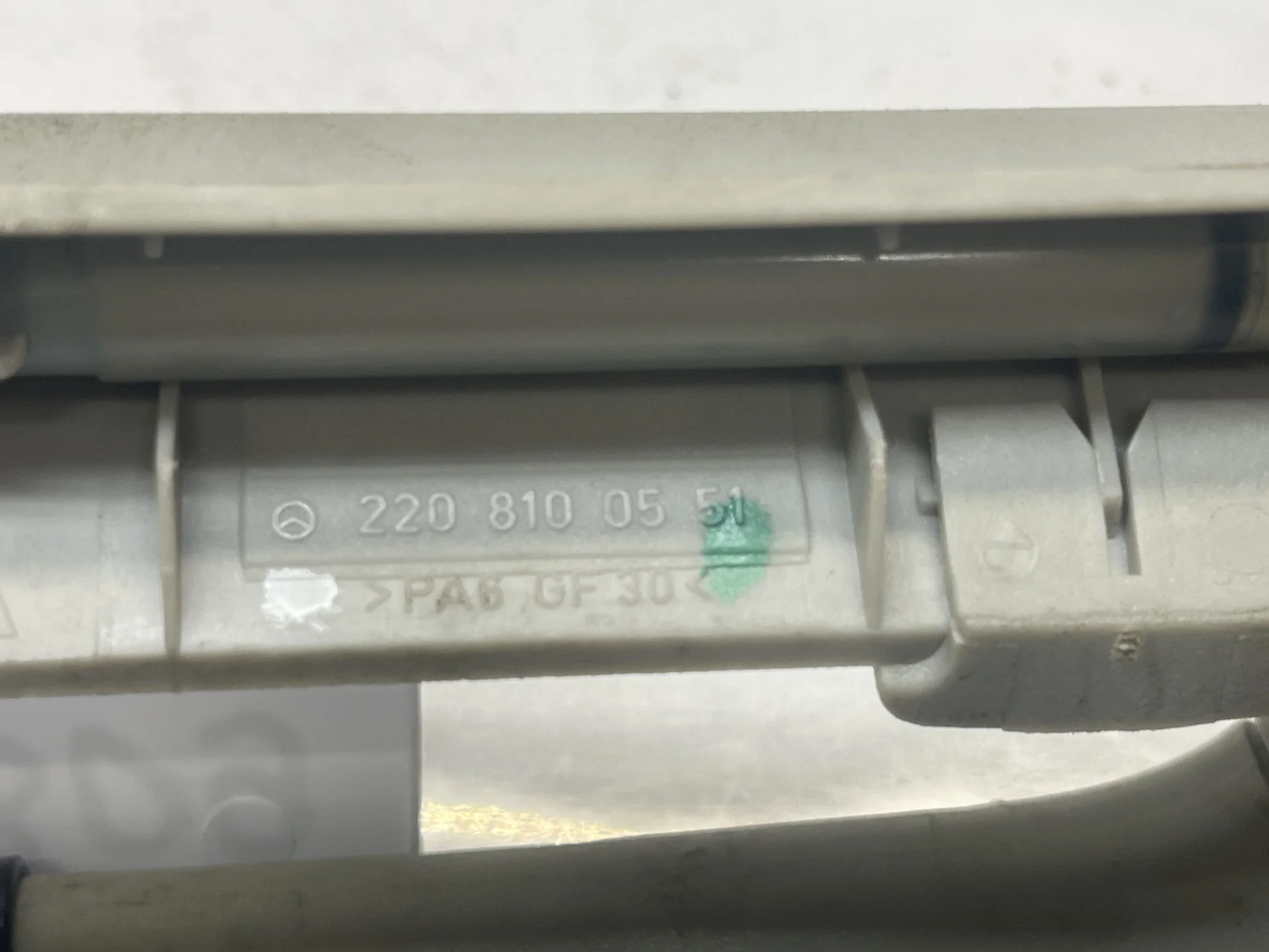 Поручень потолочный Mercedes-Benz W220  A2208100551 - миниатюра 2