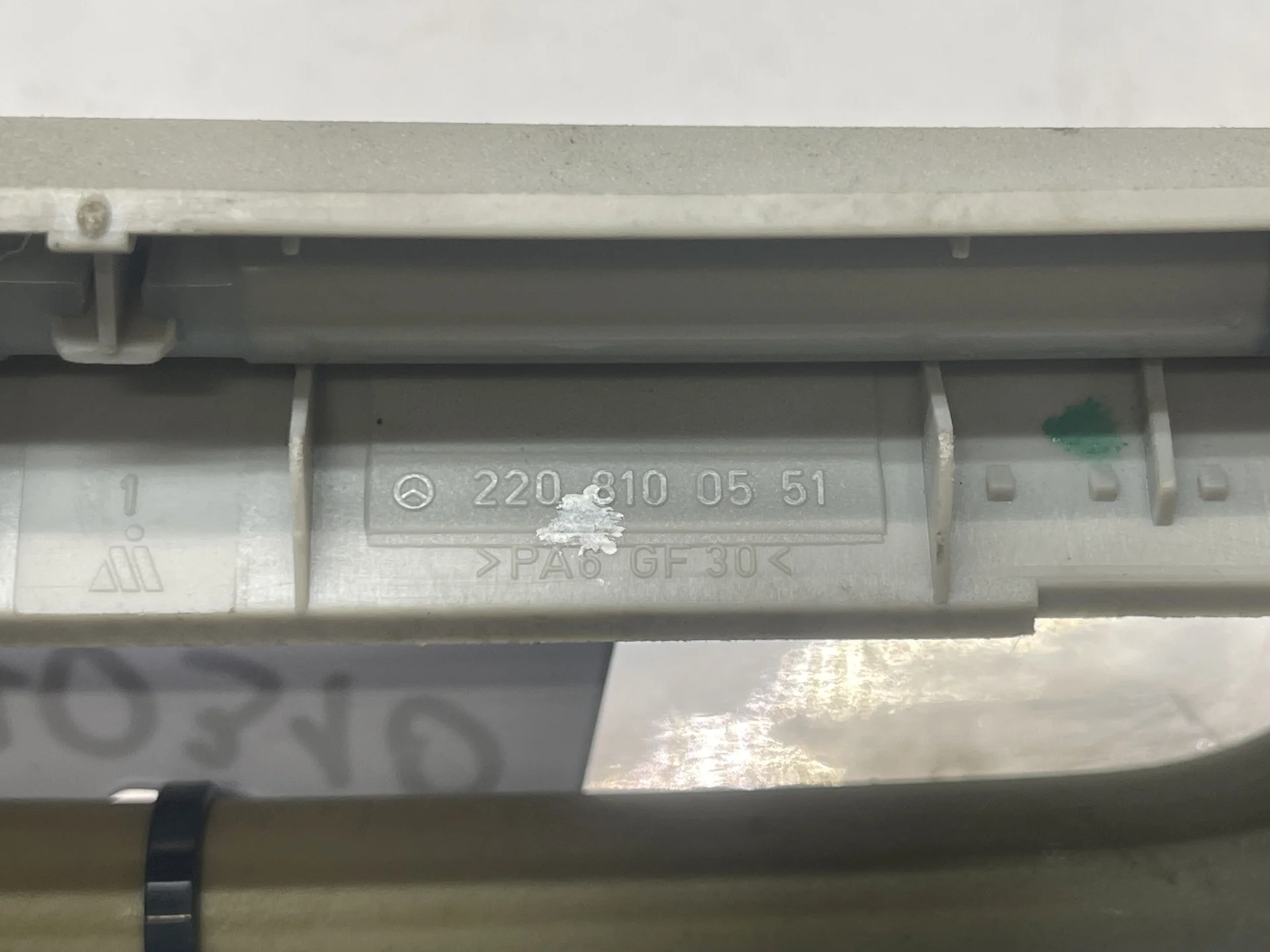 Поручень потолочный Mercedes-Benz W220 A2208100551 - миниатюра 2