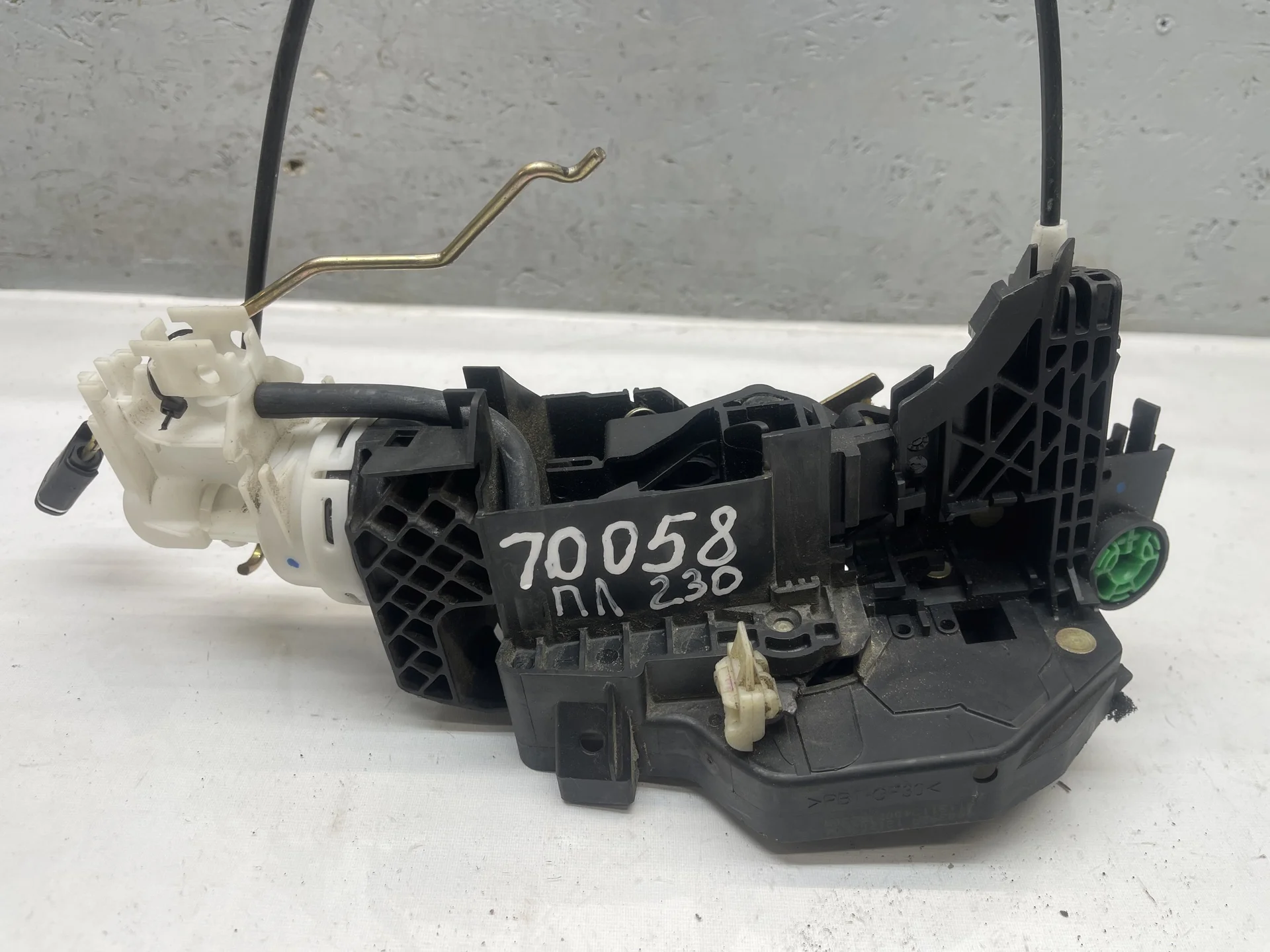 Замок двери передней левой Mercedes-Benz R230 A2307200135 - изображение 1