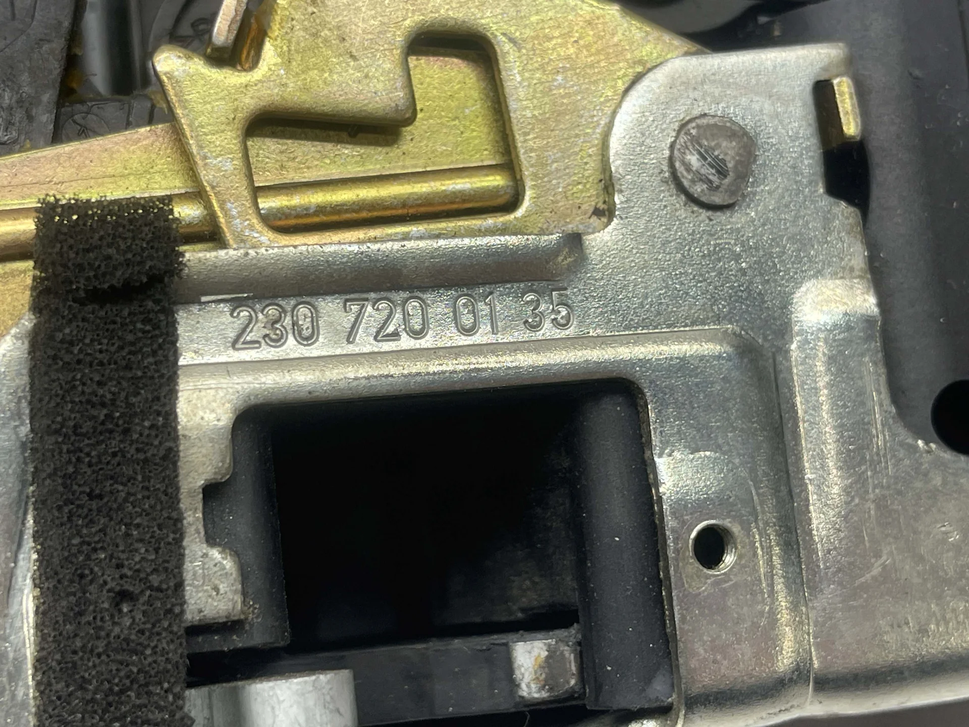 Замок двери передней левой Mercedes-Benz R230 A2307200135 - миниатюра 2