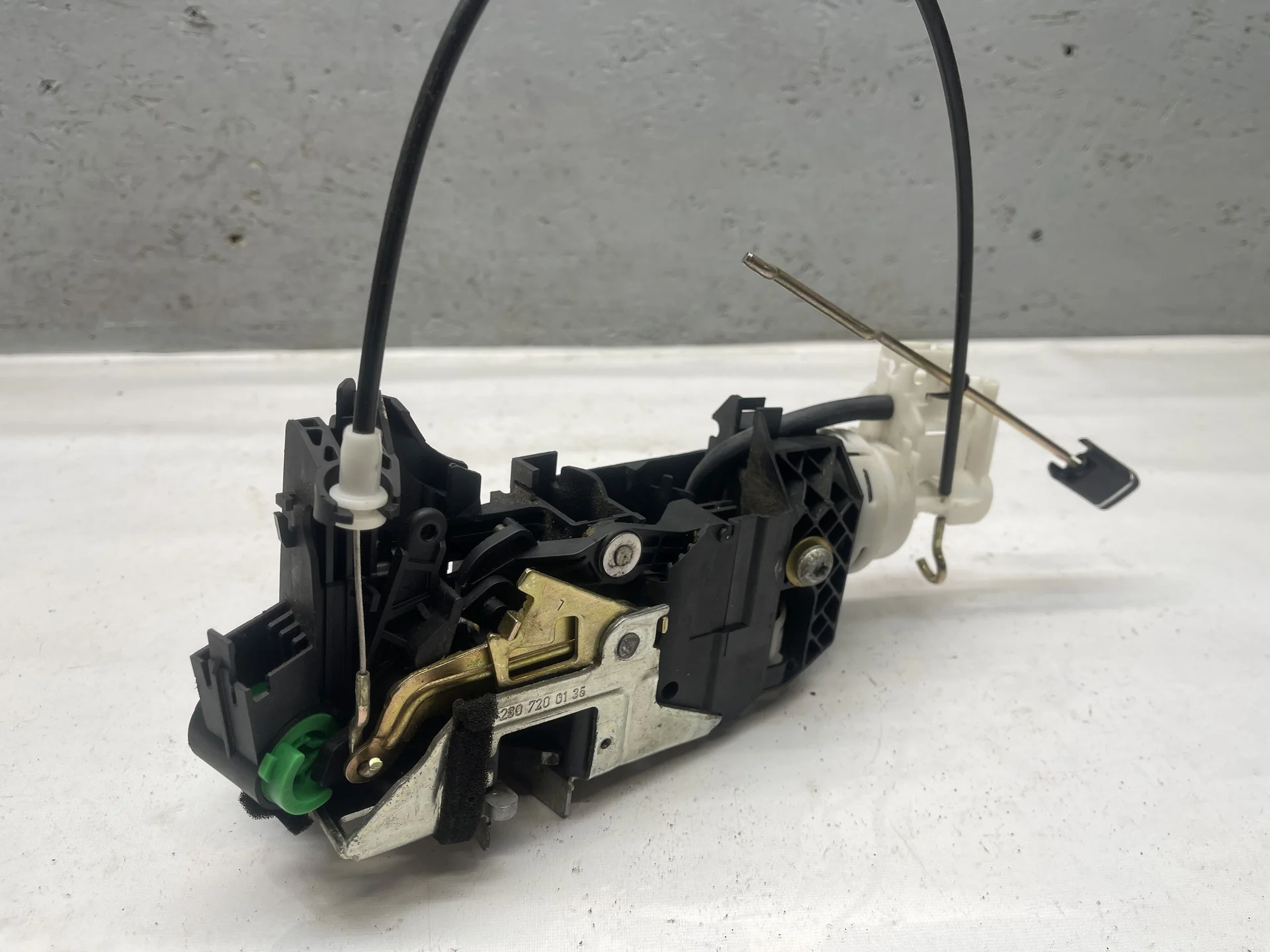 Замок двери передней левой Mercedes-Benz R230 A2307200135 - миниатюра 3