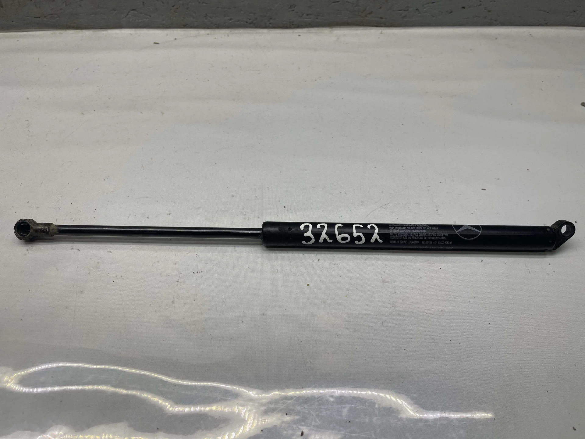 Амортизатор двери багажника правый Mercedes-Benz W220 A2207500236 - изображение 1