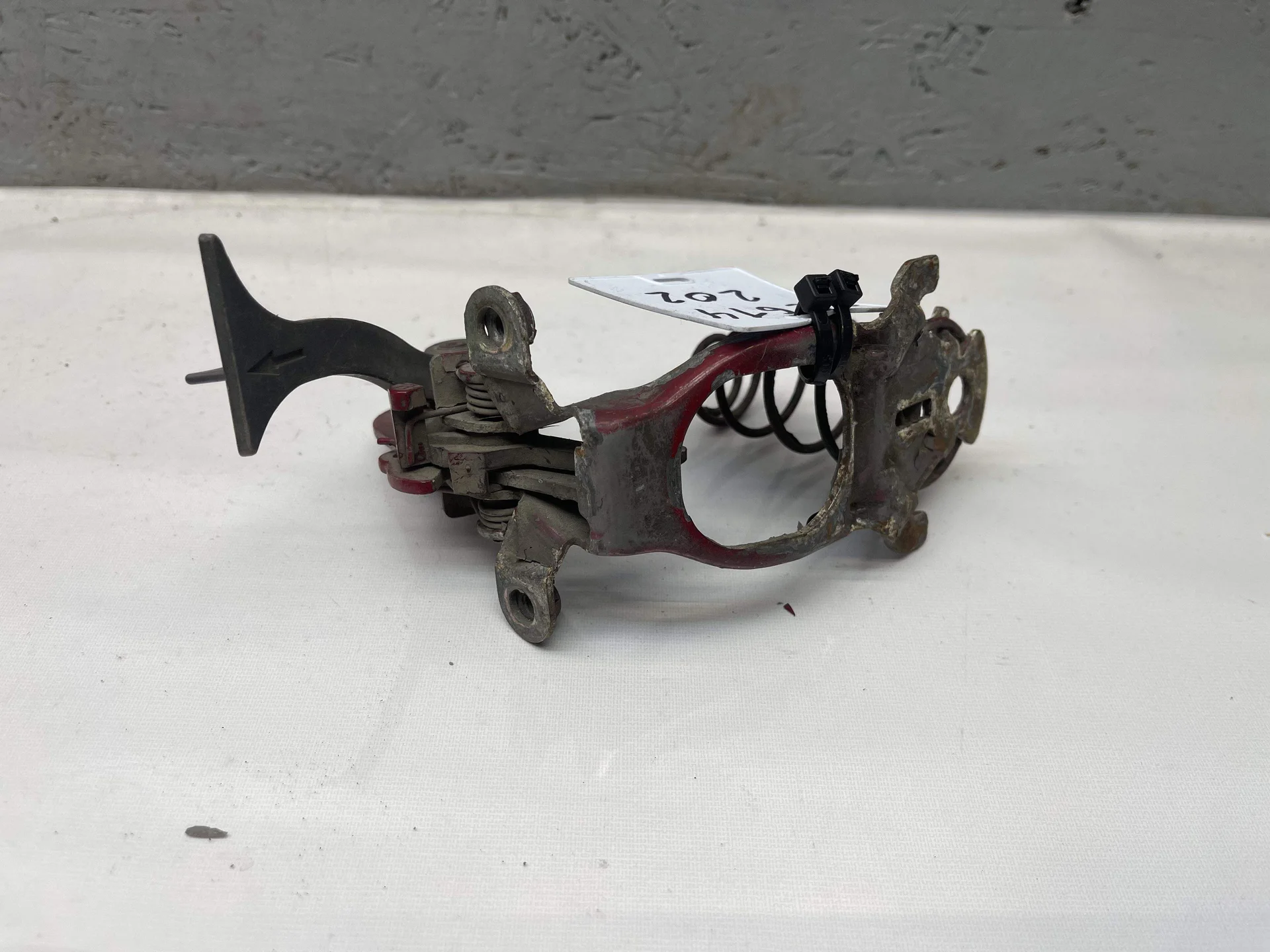 Предохранительный крюк капота Mercedes-Benz W202  A2028800464 - миниатюра 2