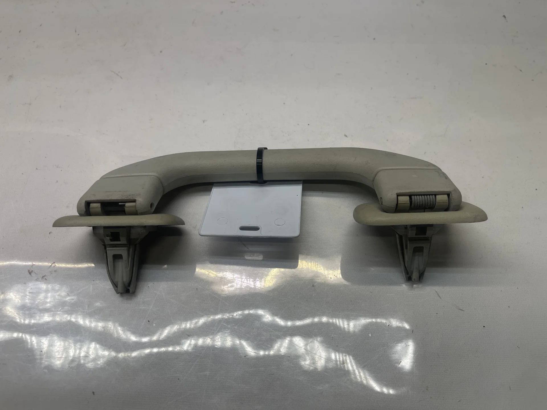 Поручень потолочный передний Mercedes-Benz W163 A1638100051 - изображение 1