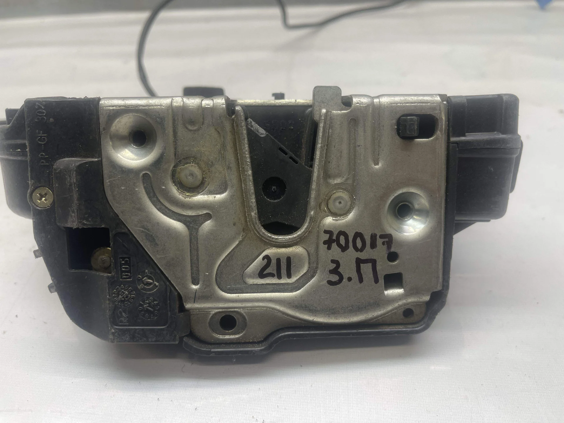 Замок двери задней правой Mercedes-Benz W211 A2117300635 - изображение 1