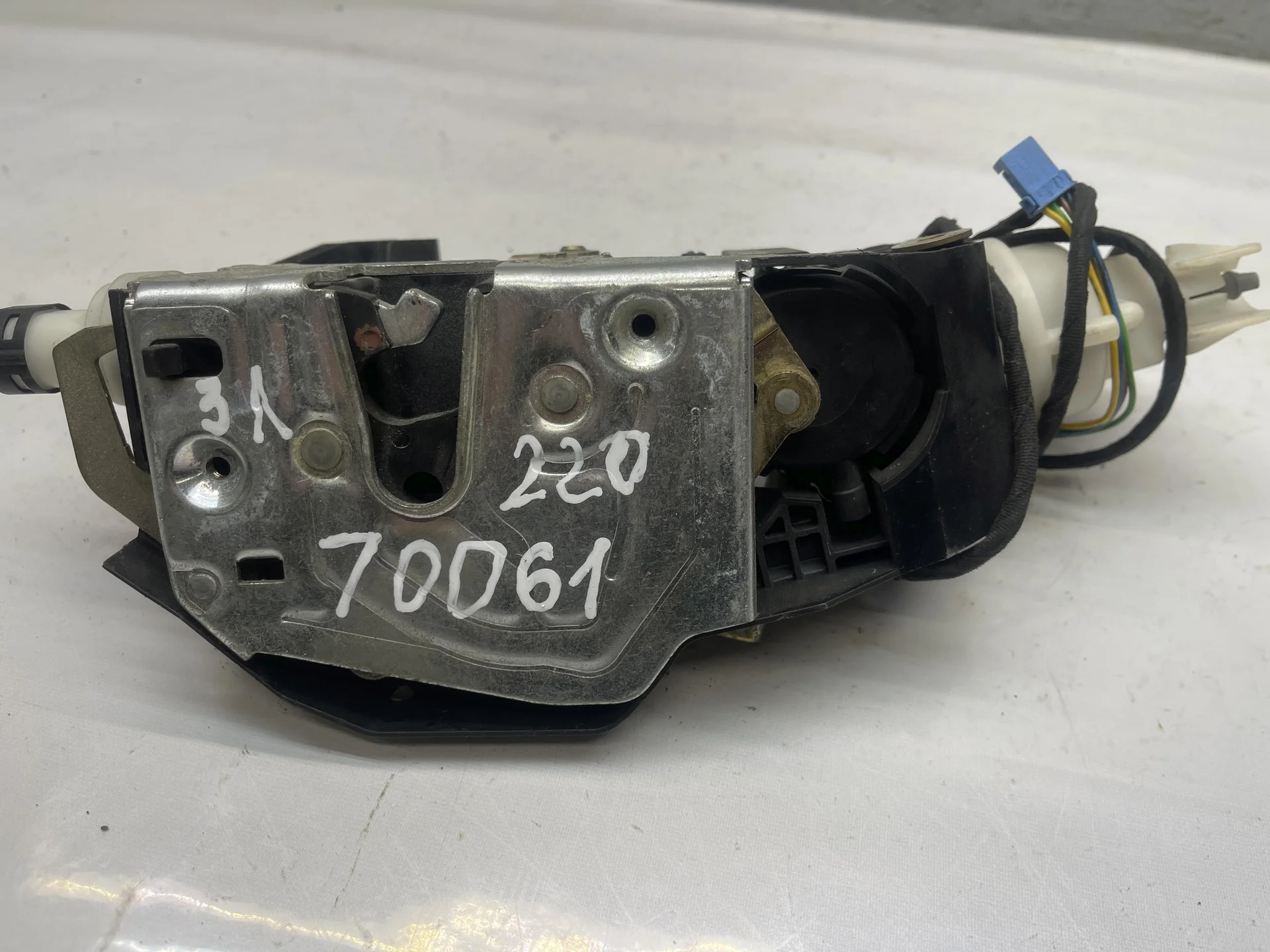 Замок двери задней левой Mercedes-Benz W220 A2207300335 - изображение 1