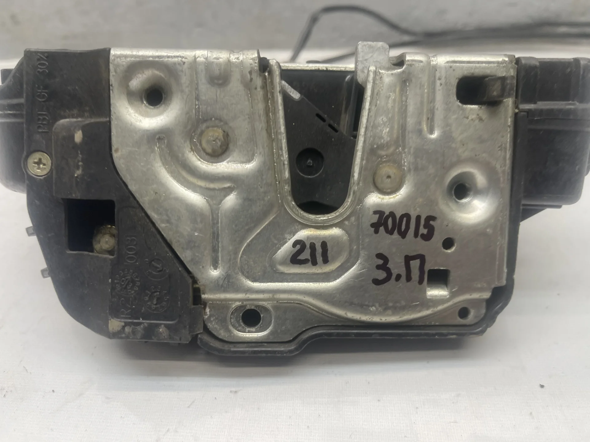 Замок двери задней правой Mercedes-Benz W211 A2117300635 - изображение 1