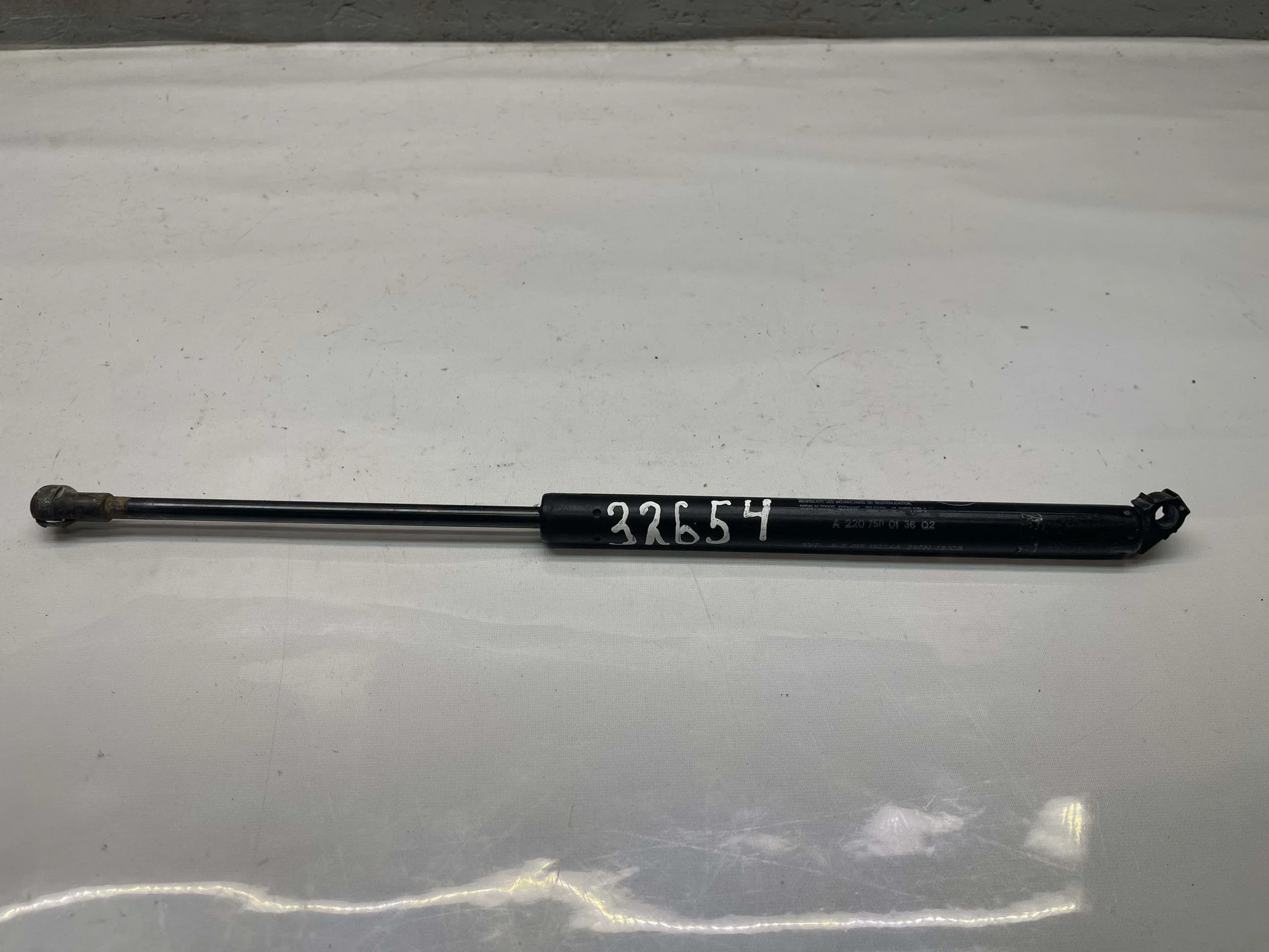 Амортизатор двери багажника левый Mercedes-Benz W220 A2207500136 - изображение 1