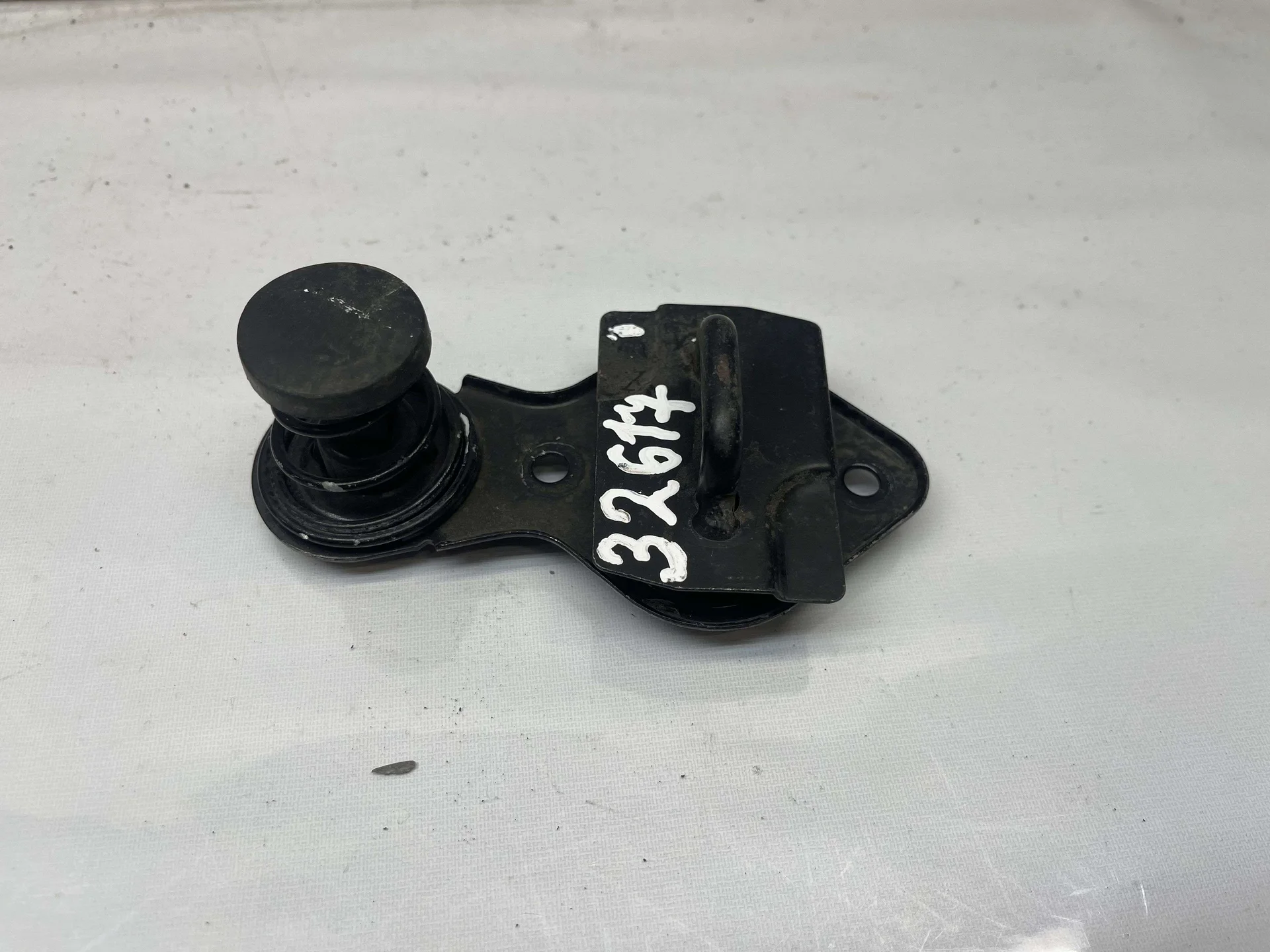 Петля замка капота Mercedes-Benz W203 A2038800460 - изображение 1