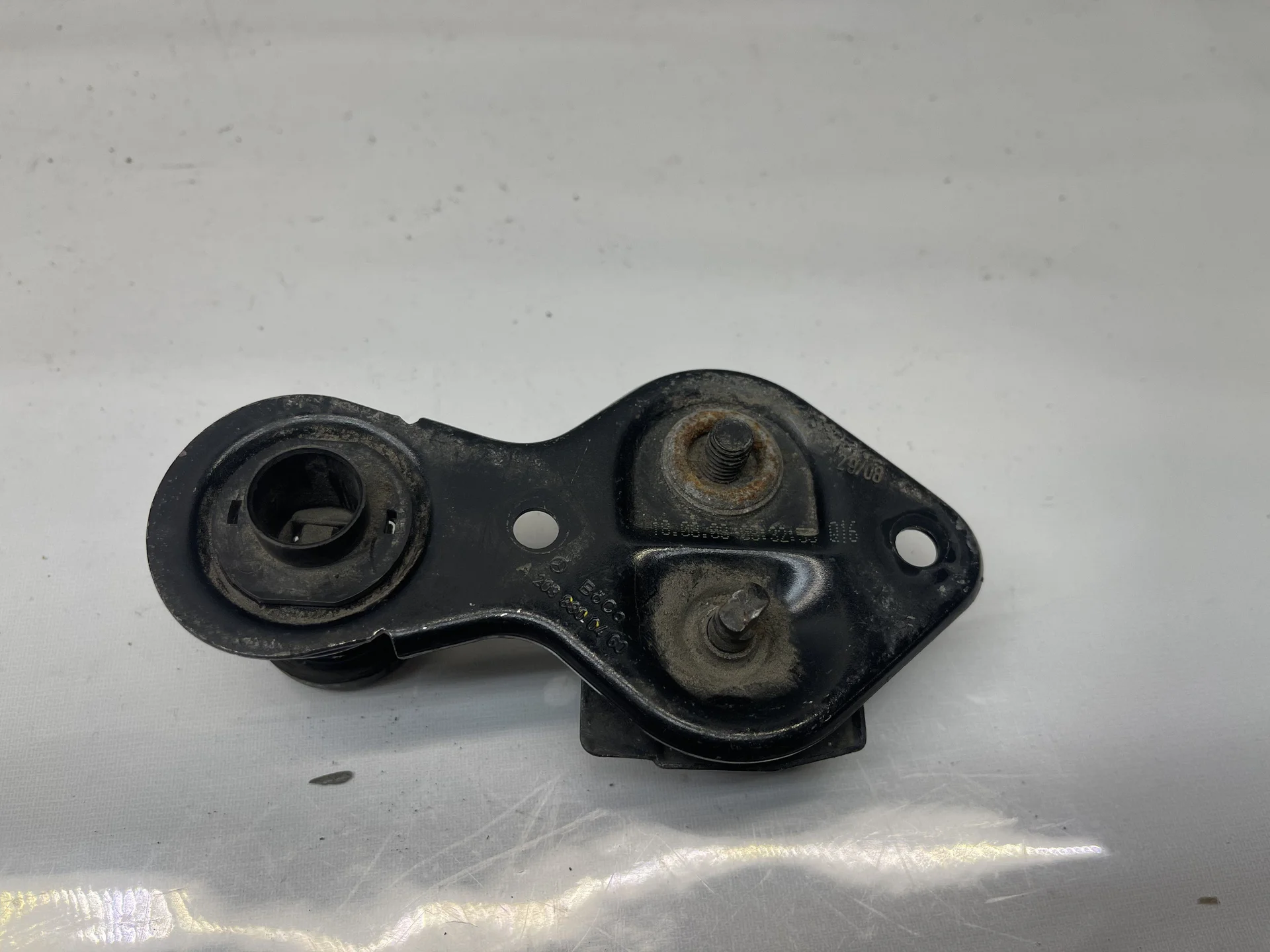 Петля замка капота Mercedes-Benz W203 A2038800460 - миниатюра 2