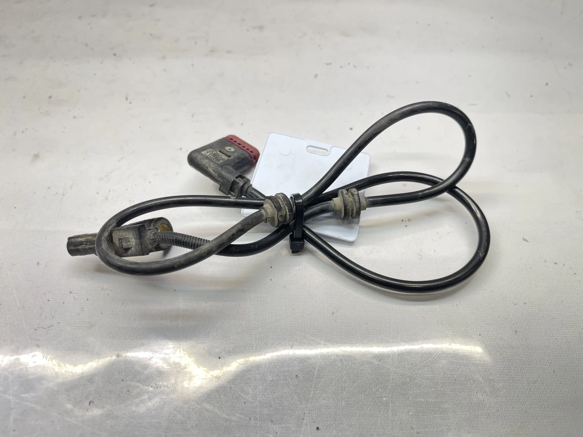 Датчик ABS задний Mercedes-Benz W221 A2215400117 - изображение 1