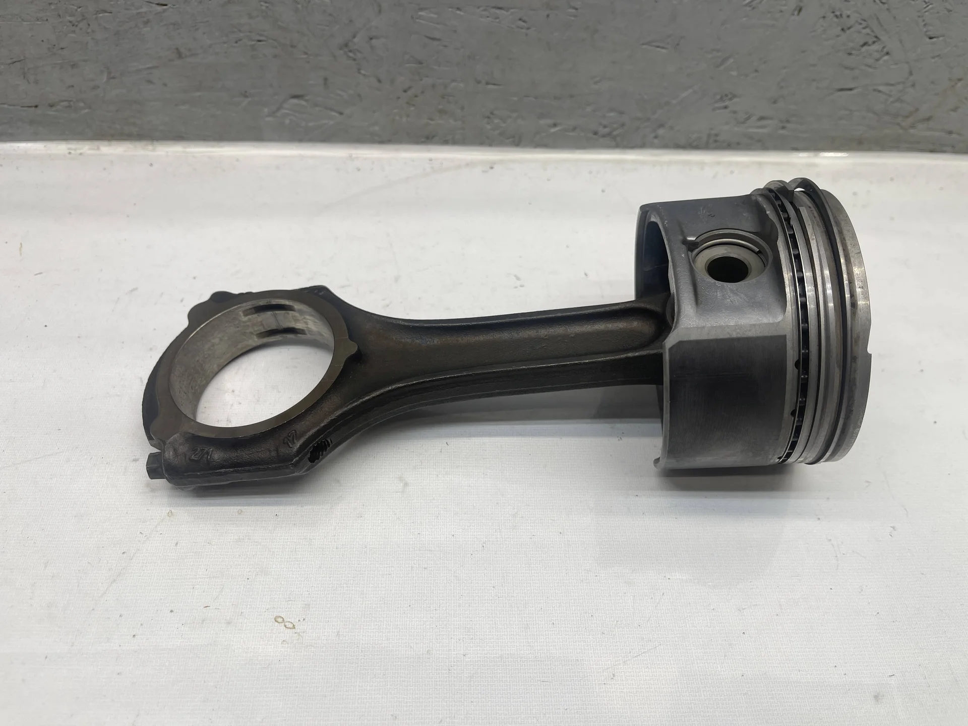 Поршень с шатуном Mercedes-Benz W203 271 A2710302117 - изображение 1