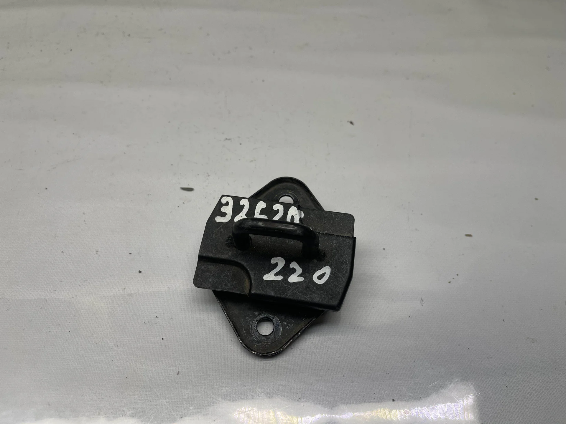 Петля замка капота Mercedes-Benz W220 A2208800360 - изображение 1