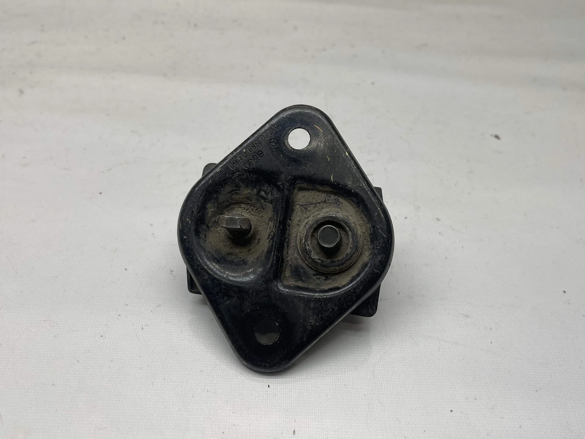 Петля замка капота Mercedes-Benz W220 A2208800360 - миниатюра 2