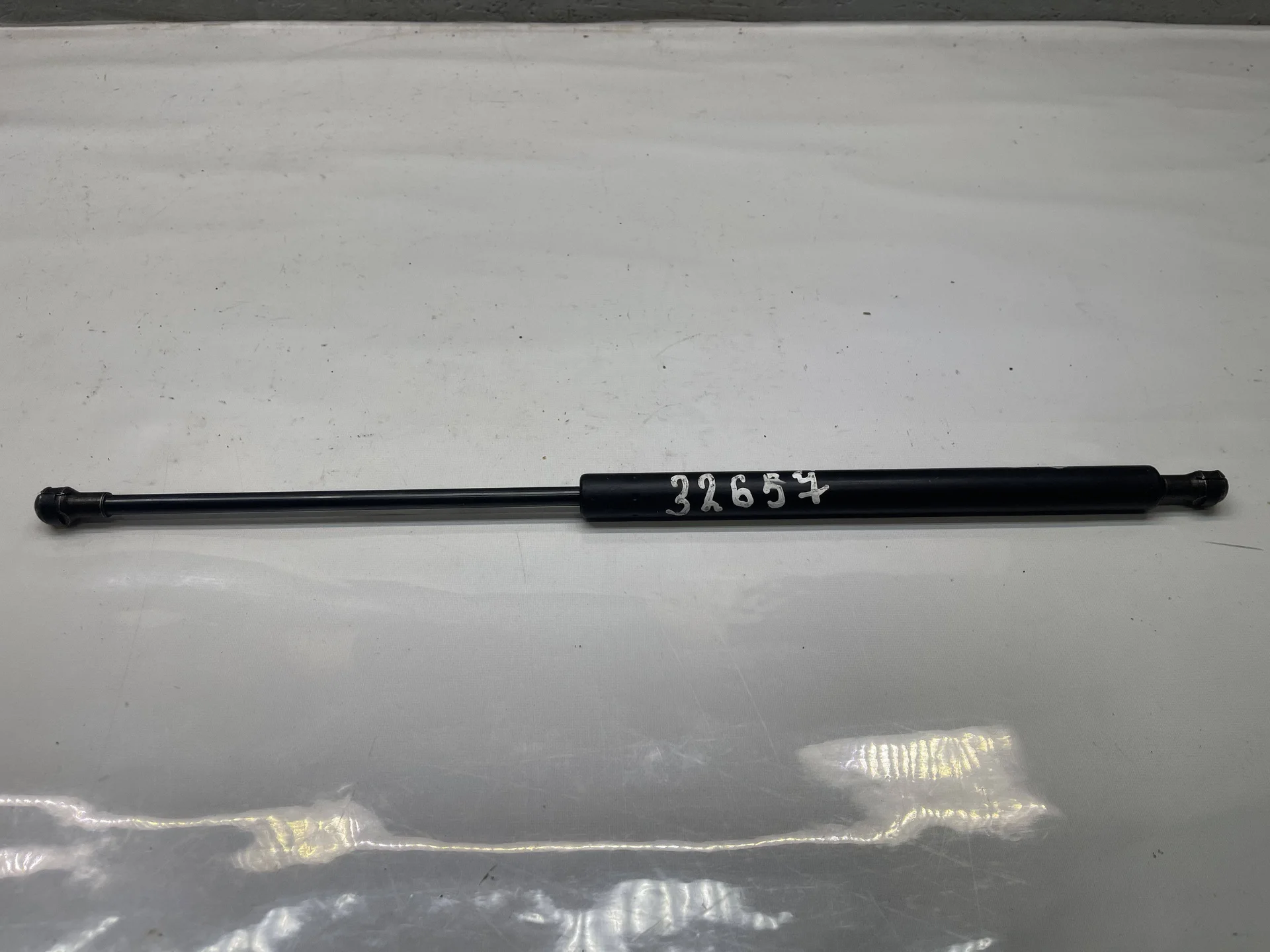 Амортизатор капота Mercedes-Benz W210 A2108800429 - изображение 1