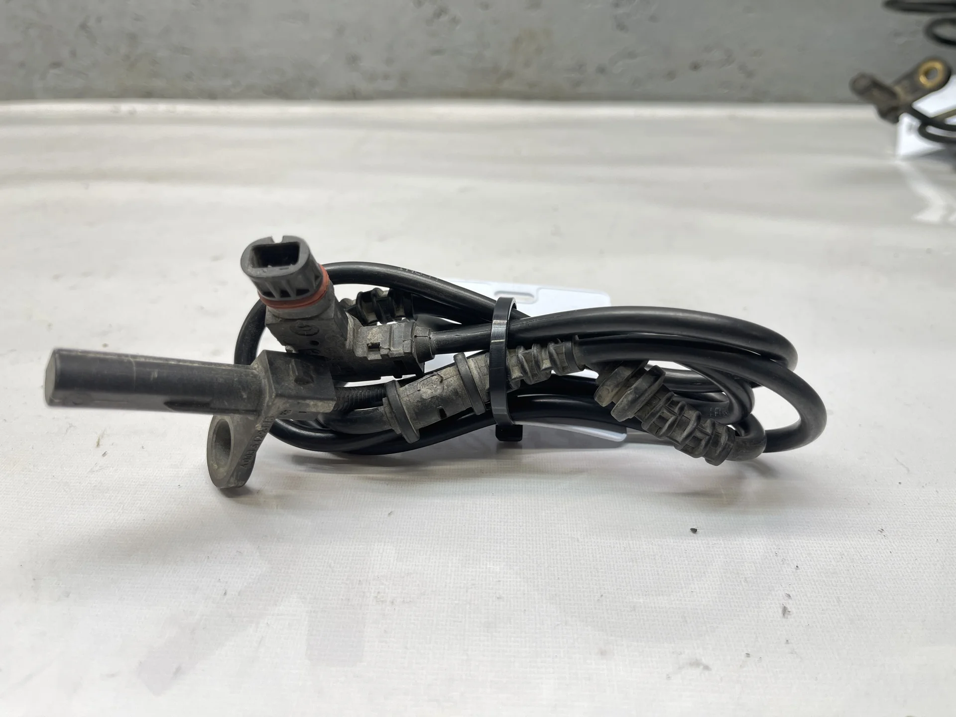 Датчик ABS передний Mercedes-Benz W221 A2215400317 - изображение 1