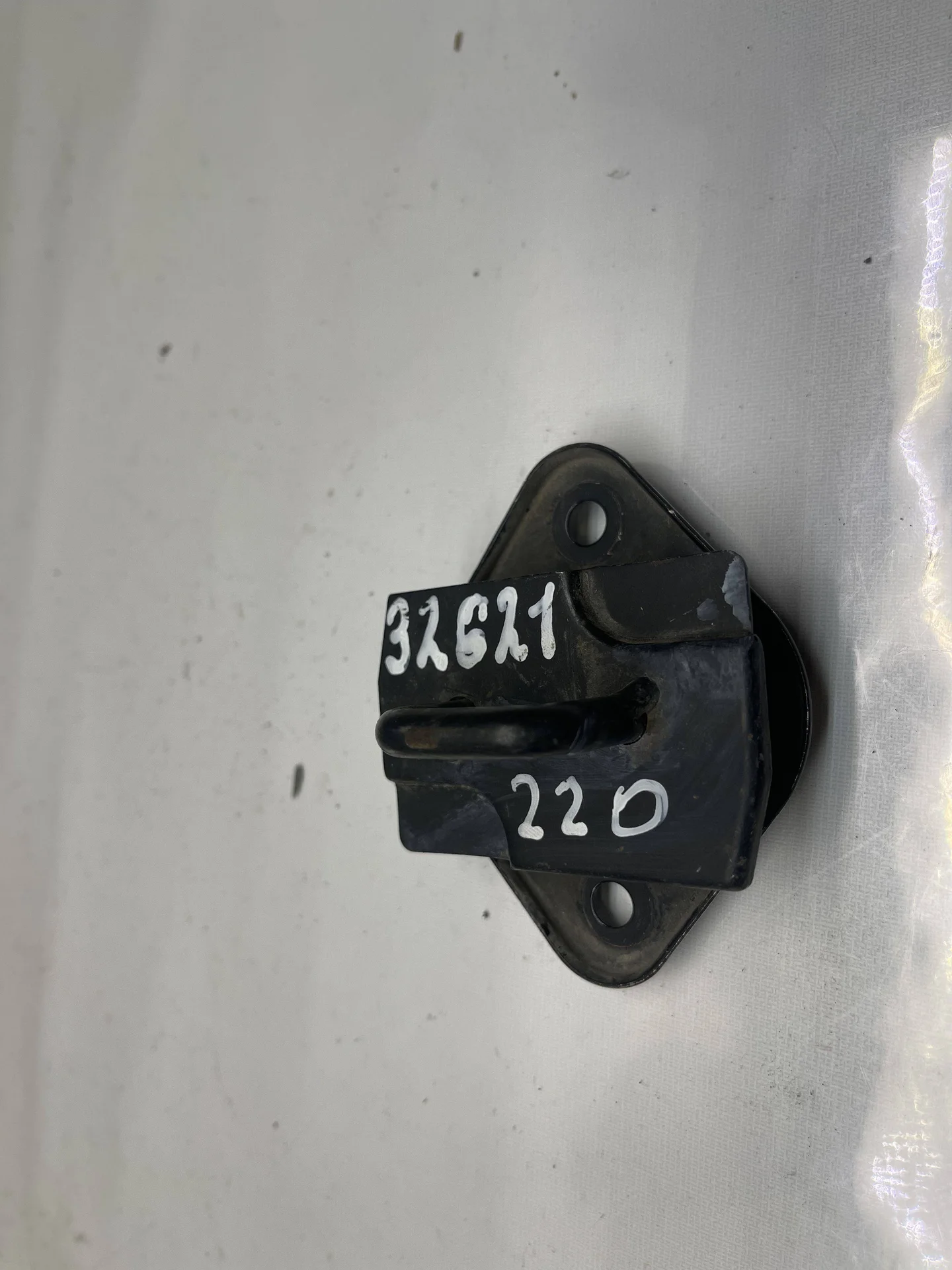 Петля замка капота Mercedes-Benz W220 A2208800360 - изображение 1