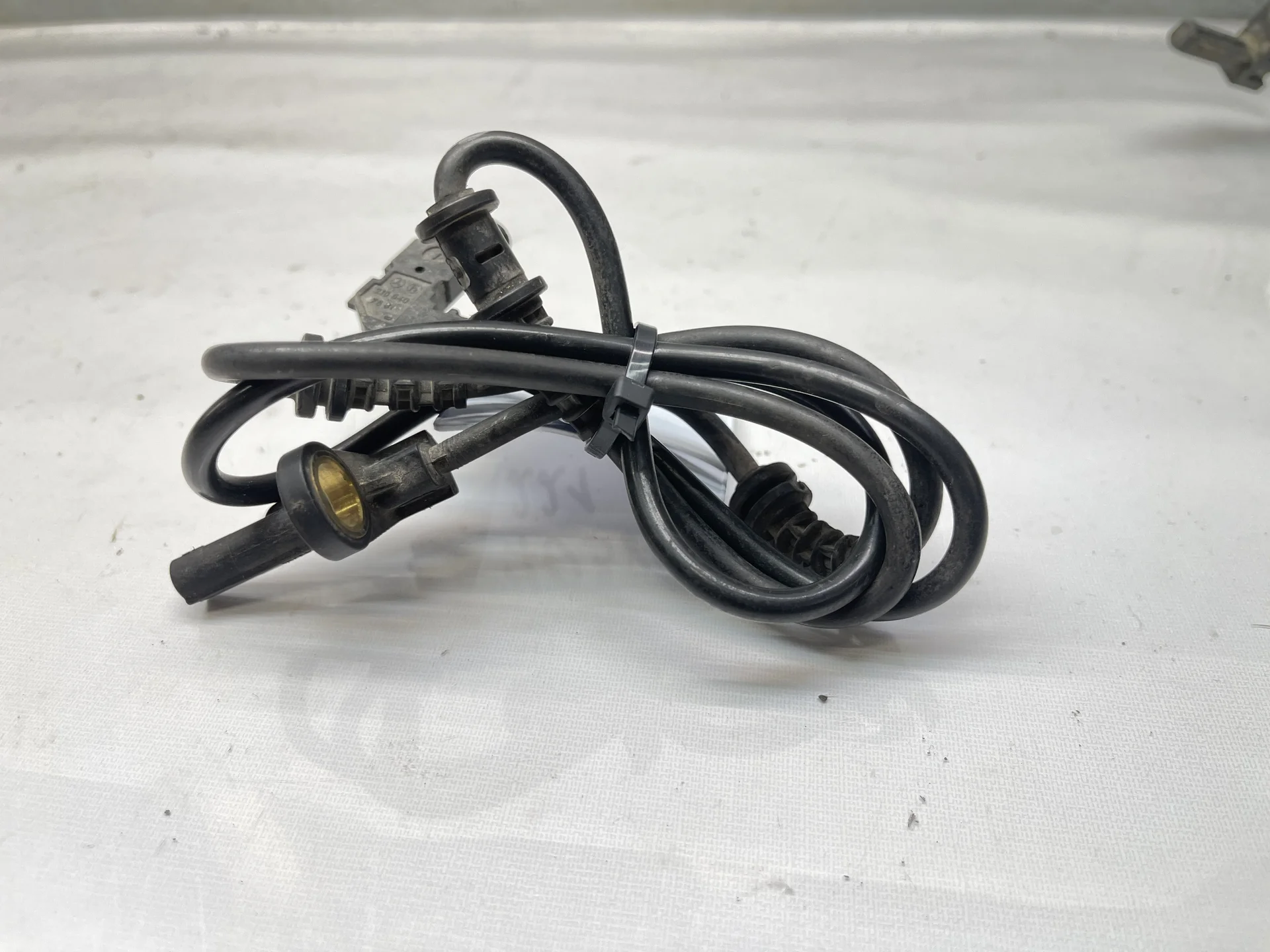 Датчик ABS передний Mercedes-Benz W221 A2215400317 - изображение 1