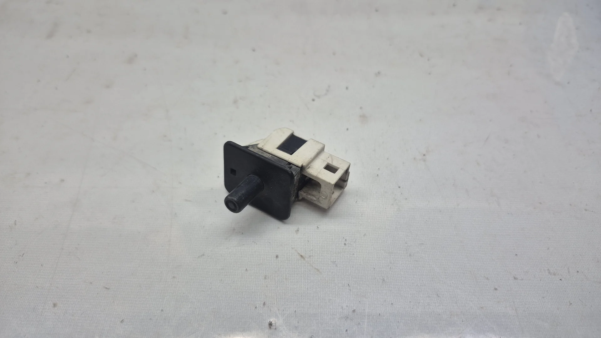 Концевик двери Mercedes-Benz W202 A2028209410 - изображение 1