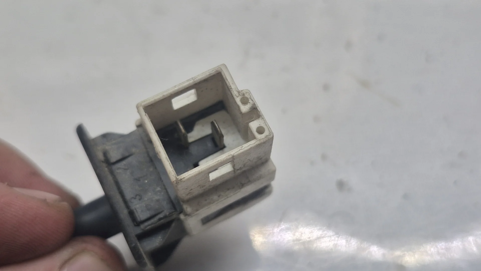Концевик двери Mercedes-Benz W202 A2028209410 - миниатюра 2